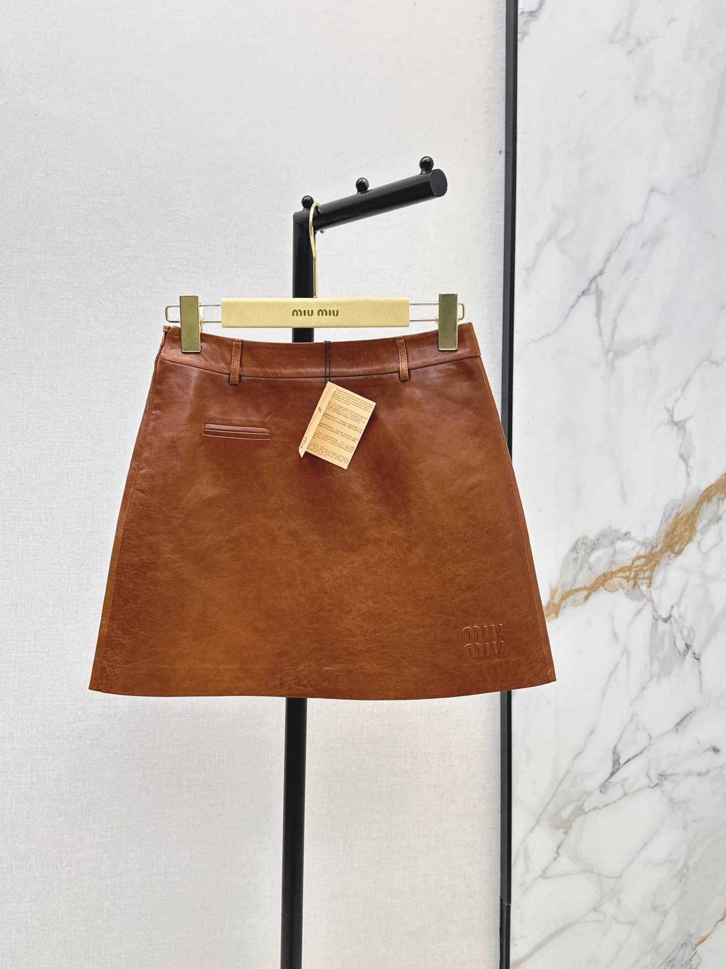 NO:893315,Miu 26Ss————The latest classic letter-decorated leather skirt for spring and summer. A classic must-have item that is elegant and sassy. Customized imported 100% lambskin fabric. A must-have item for white and rich beauty. The imported sheepskin texture is soft and delicate. Elegant, handsome, fashionable and high-end tone!  Perfect three-dimensional tailoring with long legs and a slim upper body. Three colors smlxl,,miumiu,skirts,sheepskin,19860909Miu 26Ss————春夏最新款经典字母装饰真皮半裙经典必入单品又A又飒 定制进口百分百小羊皮面料 白富美必备单品上身绝绝子 进口绵羊皮质感软糯细腻 优雅帅气时髦又高级的调调！完美立体剪裁版型大长腿上身巨显瘦 三色smlxl,,miumiu,skirts,sheepskin,,Women's clothing