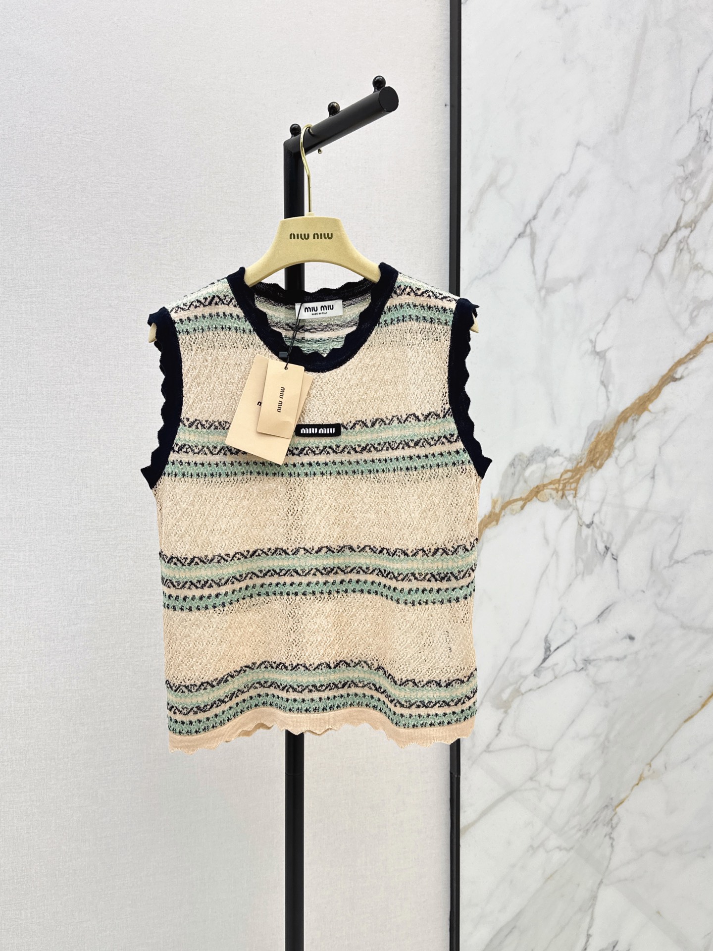 NO:893317,Miu 26Ss——The latest striped knitted vest for spring and summer is made of soft and skin-friendly fabric. It is breathable and comfortable. It is very suitable for summer. It has a sleeveless design and is ok for layering or wearing alone. It can be worn for commuting and leisure. It is low-key and durable. You can’t go wrong with any combination. Two colors sml,,miumiu,19860909Miu 26Ss———春夏最新款条纹针织背心采用柔软亲肤面料 透气舒适 夏天穿超合适 无袖设计 叠穿或单穿都很ok 通勤休闲都能穿 低调耐看 怎么搭都不出错 两色sml,,miumiu,,Women's clothing