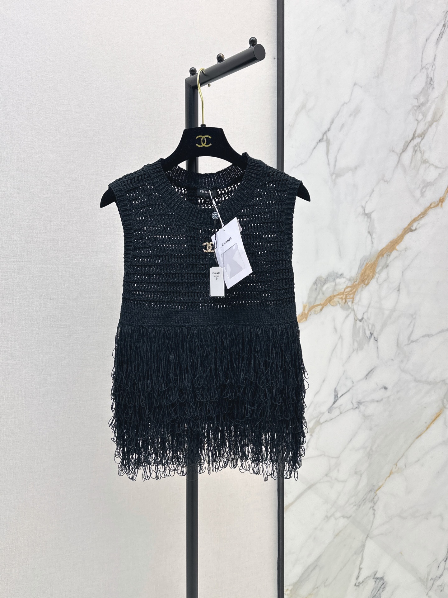 NO:893319,C Home 26Ss————The latest spring and summer fringed knitted sleeveless vest, hollow knitted + fringed hem, full of French retro atmosphere, round neck sleeveless design, super breathable for summer, tassels flowing with the wind, layered and dynamic beauty online, paired with high-waisted pants or skirts, easy to control in daily commute and vacation, white and versatile, not picky about body shape, comfortable and stylish, two-color sml,,chanel,skirts,19860909C家 26Ss————春夏最新款流苏针织无袖背心镂空针织+流苏下摆 法式复古氛围感满满 圆领无袖设计 夏天穿超透气 流苏随风飘逸 层次感和动态美都在线 搭配高腰裤或半裙 通勤度假日常都能轻松驾驭 显白又百搭 不挑身材 舒适又有设计感 两色sml,,chanel,skirts,,Women's clothing