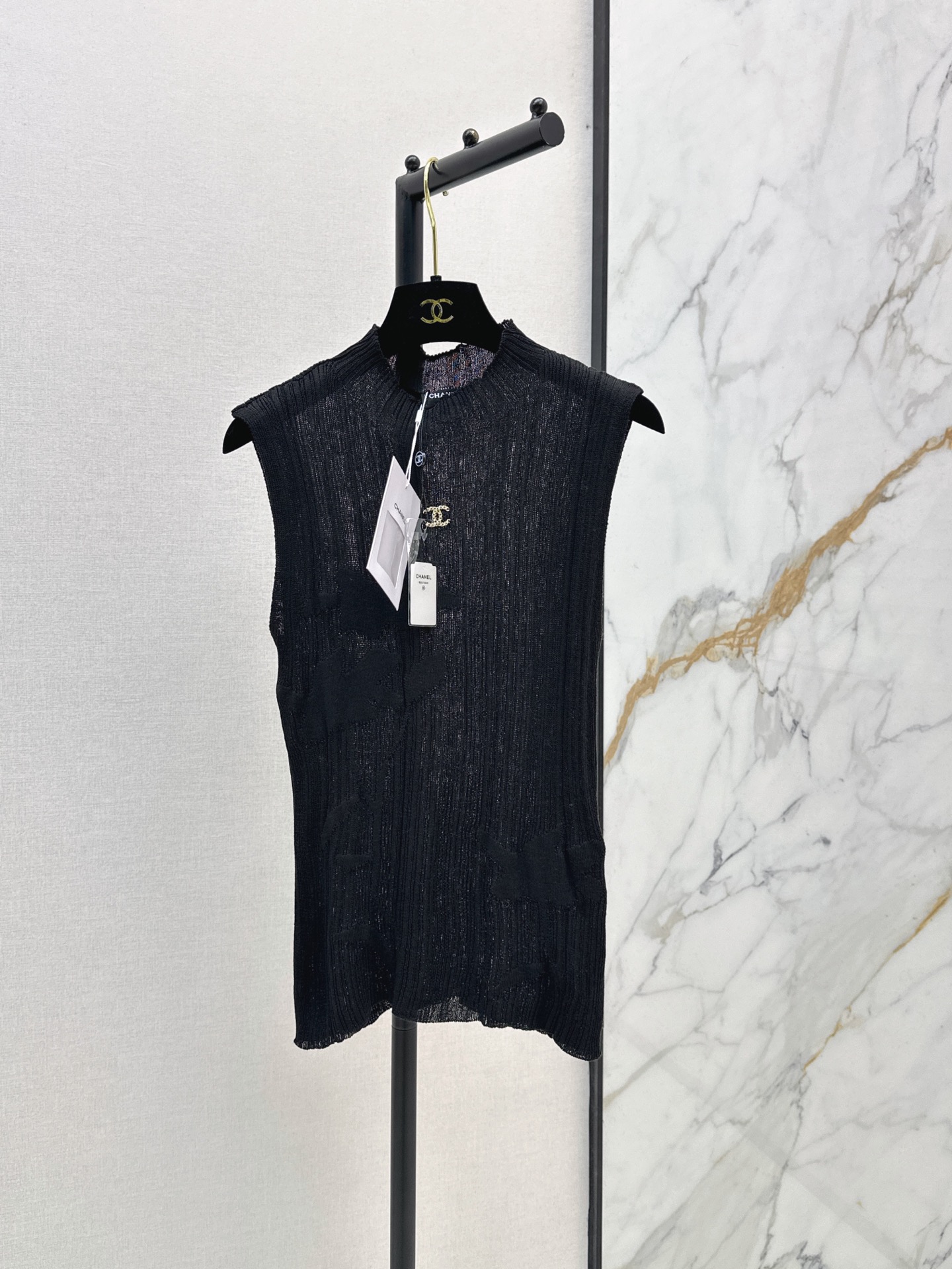 NO:893321,C Home 26Ss——The latest stand-collar sleeveless sweater for spring and summer is made of soft and skin-friendly fabrics. It is breathable and comfortable. It is very suitable for summer. Sleeveless design. It is ok to be worn layered or alone. It can be worn for commuting and leisure. It is low-key and durable. You can’t go wrong with any combination. Two colors sml,,chanel,19860909C家 26Ss———春夏最新款立领无袖针织衫采用柔软亲肤面料 透气舒适 夏天穿超合适 无袖设计 叠穿或单穿都很ok 通勤休闲都能穿 低调耐看 怎么搭都不出错 两色sml,,chanel,,Women's clothing