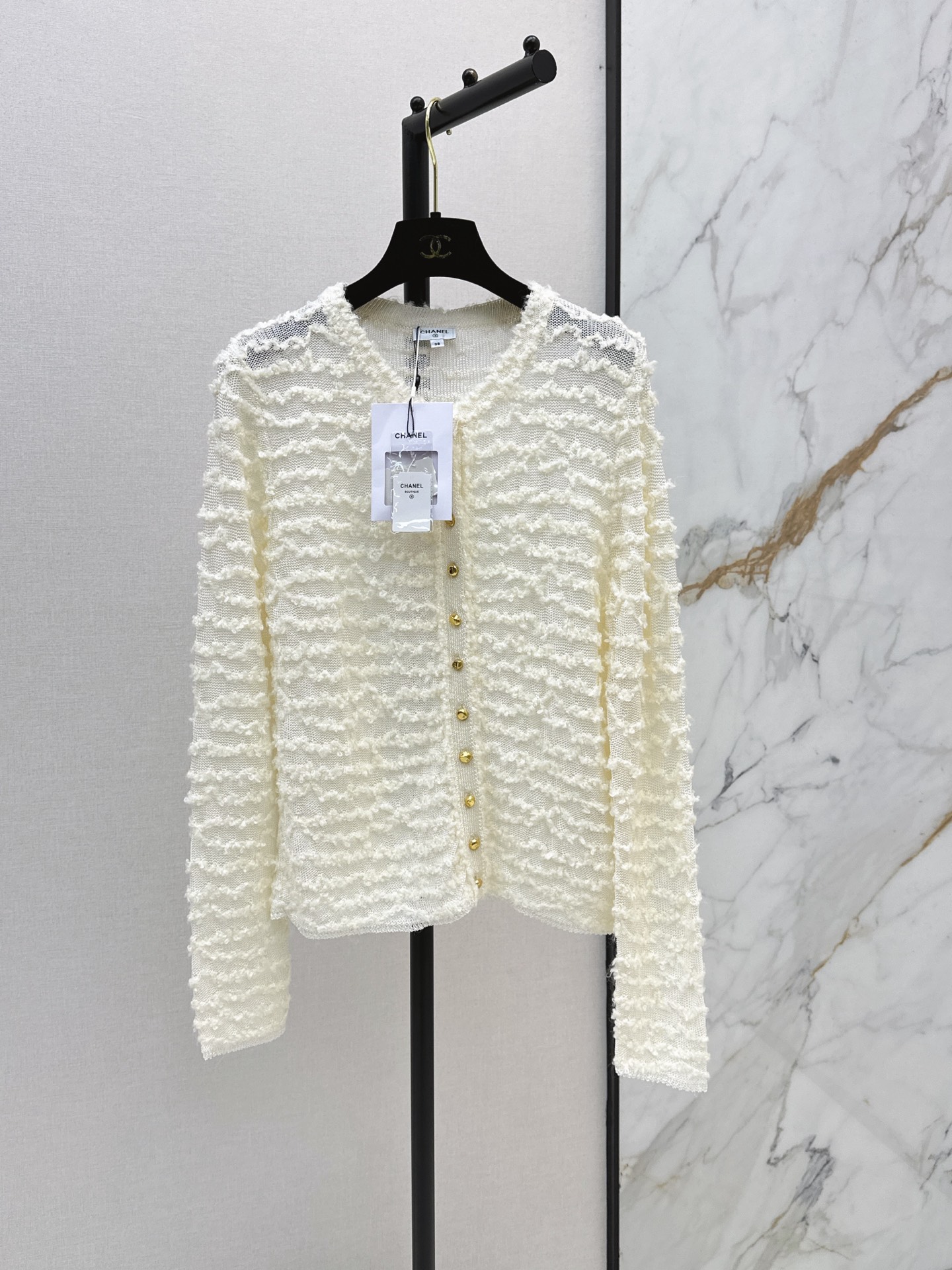 NO:893323,C Home 26Ss————The latest three-dimensional woven round neck knitted cardigan in early autumn is very suitable for spring and autumn. The tailoring makes you taller and slimmer. The button details are French-style and elegant. It can be easily used for commuting and leisure. It goes well with jeans or skirts. It is a versatile item in spring and summer. Two colors are available in stock sml,,chanel,skirts,jeans,19860909C家 26Ss————早秋最新款立体提织圆领针织开衫春秋穿搭超适合 剪裁显高显瘦 纽扣细节 法式小香风优雅气质满分 通勤休闲都能轻 松驾驭 搭配牛仔裤或裙装都很出彩 是春夏百搭神器 两色现货发售sml,,chanel,skirts,jeans,,Women's clothing