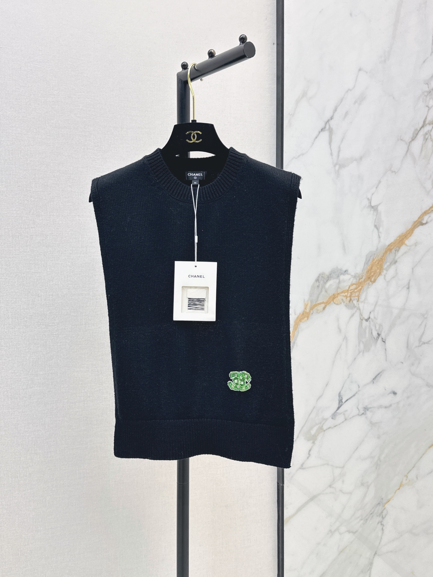 NO:893325,C Home 26Ss——The latest high-end handmade workshop series knitted cloak for spring and summer. Soft knitted fabric with heavy beading logo design. Simple and elegant without being picky. Wear alone and layered with fashionable style. Two colors sml,,chanel,19860909C家 26Ss———春夏最新款高级手工坊系列针织斗篷 柔软针织面料 搭配重工订珠logo设计 简约大方不挑人 单穿叠穿搭配时髦洋气 两色sml,,chanel,,Women's clothing