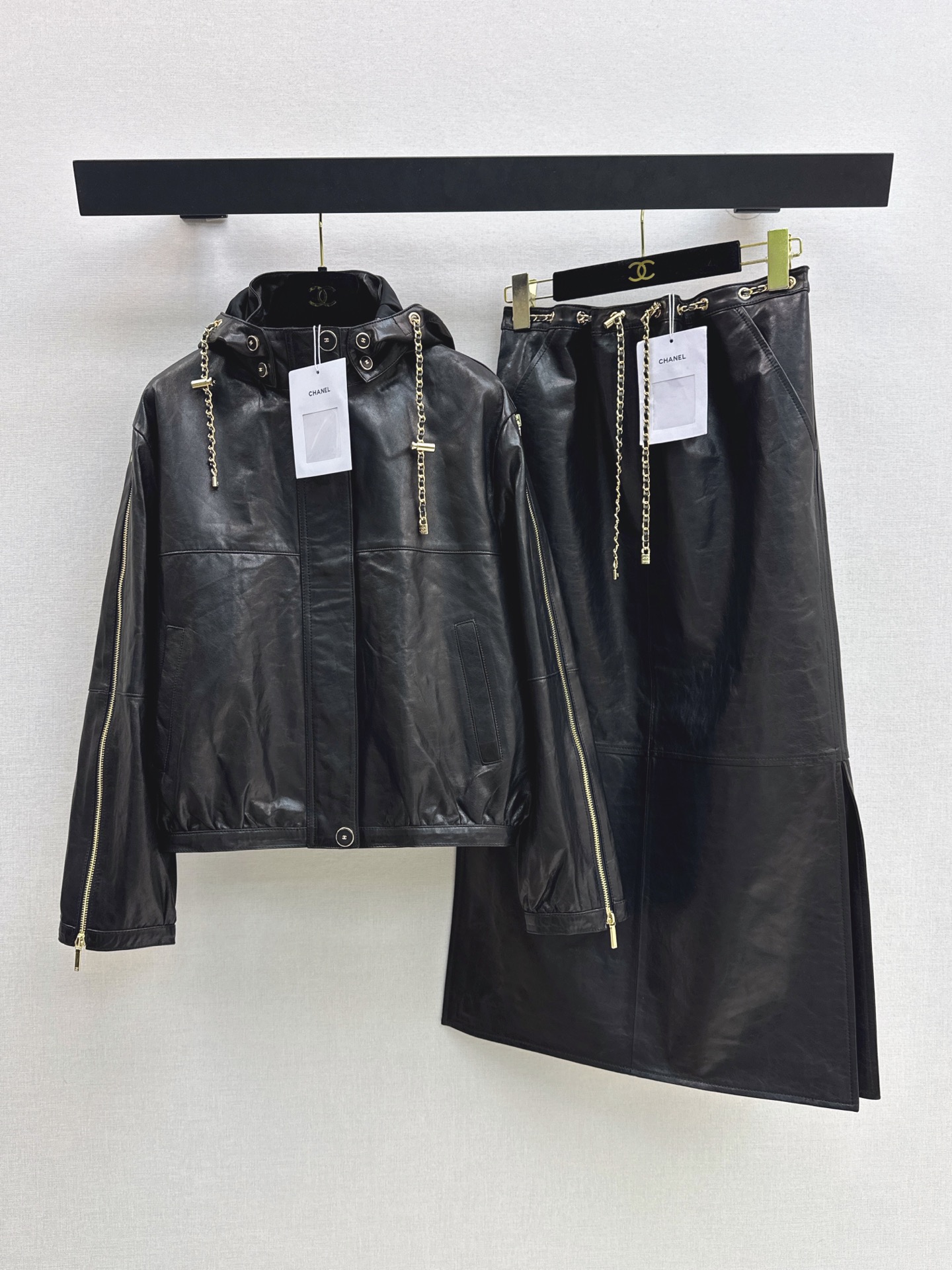 NO:893326,Xin Zhilei's same style, C's 26Ss - the latest spring and summer style, age-reducing sheepskin jacket, hooded and detachable design, pure hand-made leather craftsmanship, metal chain decoration, bag must-have item this season, top 100% imported lambskin, waxed and delicate leather, feels great, metal double zipper sleeves, low-key aristocratic temperament, versatile, fashionable and advanced, classic version, super correct, two-color sml,,chanel,jackets & coats,jackets &  coats, sheepskin, hats,19860909辛芷蕾同款 C家 26Ss————春夏最新款气质减龄羊皮夹克外套连帽可拆卸设计 纯手工穿皮工艺金属链条装饰 包本季必入不可错过的单品 顶级百分百进口小羊皮 油蜡皮润细腻皮质手感超赞 金属双开拉链袖 低调贵族气质百搭时髦又高级 经典版型超正 两色sml,,chanel,jackets & coats,jackets & coats,sheepskin,hats,,Women's clothing