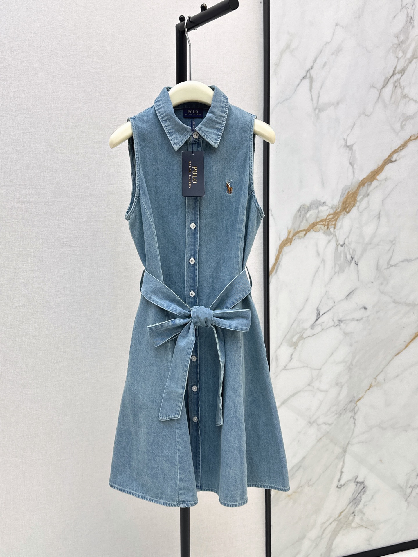 NO:893328,RL 26Ss————The latest color pony embroidered sleeveless denim dress in spring and summer. The color is old washed denim. It is particularly white. It reduces age and is fashionable. It is matched with a belt design. It can be worn properly to show off the small waist. It is especially slim. The upper body effect is full of vitality and reduces age. It is made of customized denim fabric. It is very suitable for summer wear. One color ready for sale sml,,skirts,19860909RL 26Ss————春夏最新款彩色小马刺绣无袖牛仔连衣裙做旧洗水牛仔色系 特别显白 减龄又时髦 搭配了系腰带设计 妥妥的穿出小蛮腰 特别显瘦 上身效果一整个活力减龄 采用定制牛仔面料 很适合夏日穿搭 一色现货发售sml,,skirts,,Women's clothing