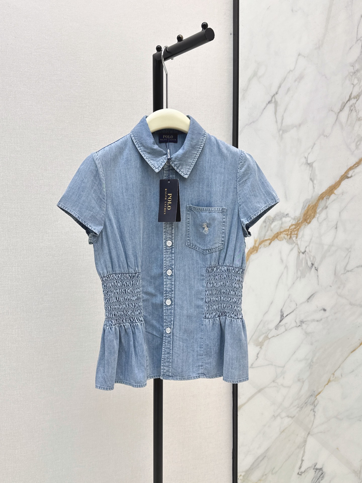 NO:893332,RL 26Ss————The latest spring and summer denim shirt with a waisted design, a shirt that I like at first sight. French style waisted design. It hides the flesh and is more fashionable. I also love the pattern design. This kind of detail is special and eye-catching enough. It will make your body look better when paired with it. One color sml,, shirts,19860909RL 26Ss————春夏最新款打揽收腰设计牛仔衬衫一眼就喜欢的衬衫 法式打揽收腰设计 藏肉之余更是时髦感UPUP 版型设计也是很爱 这种细节就足够特别和吸睛 搭配起来更加显身材 一色sml,,shirts,,Women's clothing