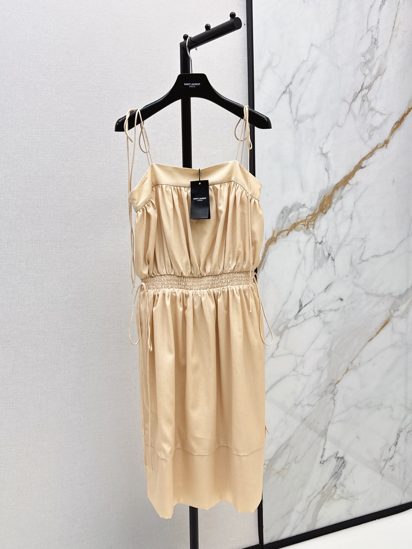 NO:893348,SLP 26Ss————The latest French minimalist style thin slit suspender dress for spring and summer. The shoulder straps can be adjusted freely. The upper body is loosely drape and pleated. The waist is made with elastic pleats to optimize the proportion. The high slits on the skirt + side drawstring details add a smart femininity. Suitable for daily commuting and dating. Cool and high-end French atmosphere. Two-color sml,,loro piana,skirts,19860909SLP 26Ss————春夏最新款法式极简风轻薄开叉吊带连衣裙 肩带可自由调节 上身宽松垂坠褶皱剪裁 腰部做松紧抽褶收腰优化比例 裙身侧边高开叉+侧边抽绳细节增添灵动女人味 日常通勤约会都适配 清冷又高级法式氛围感拉满 两色sml,,loro piana,skirts,,Women's clothing