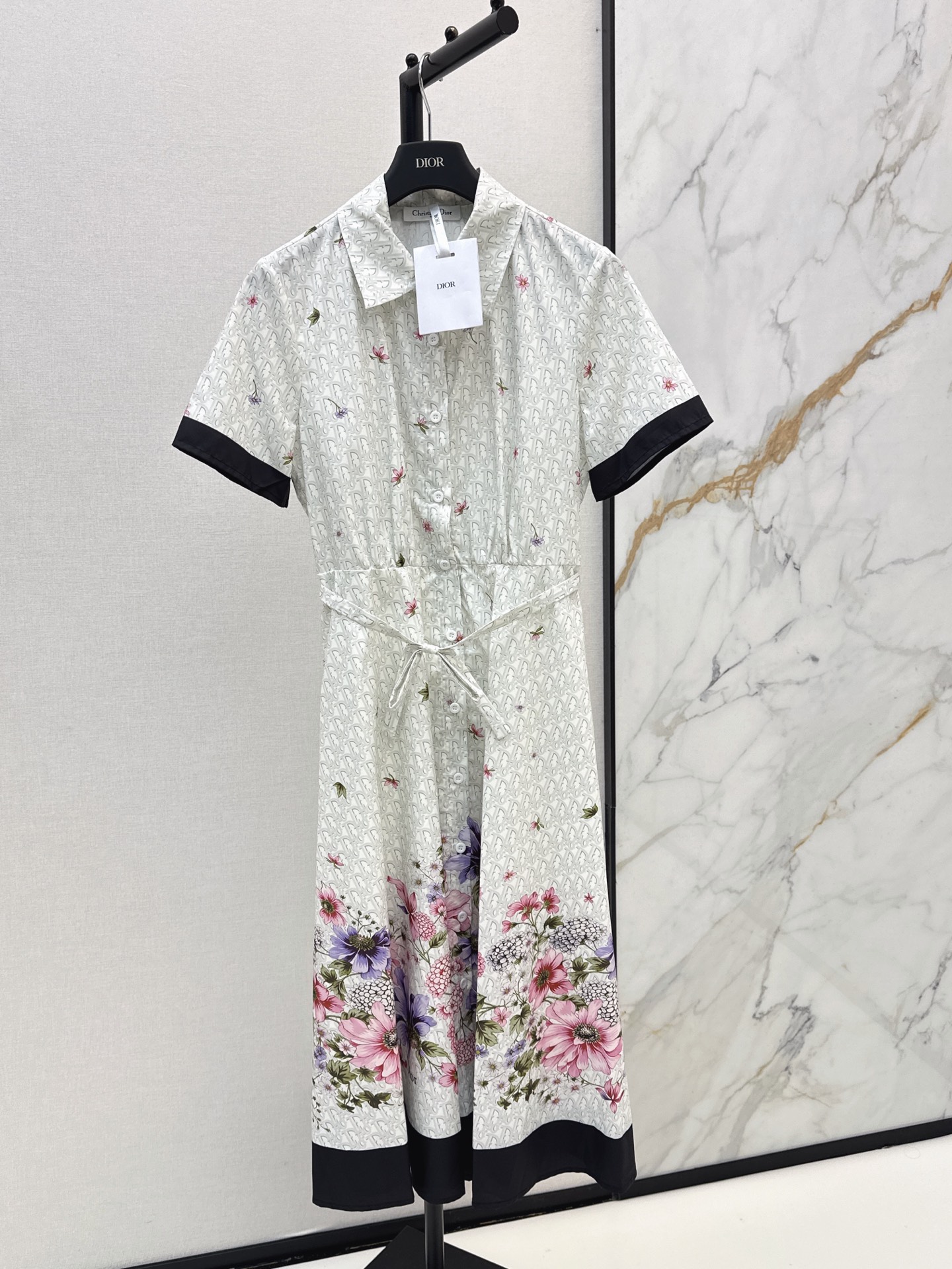 NO:893736,CD 26Ss————The latest short-sleeved shirt dress with floral print on dark pattern bottom. The whole skirt is light gray Oblique presbyopia dark pattern bottoming. The hem of the skirt is spliced with a large area of pink and purple gradient hydrangeas + dahlia watercolor flowers. The bottom is embellished with the brand Dior logo. It is low-key and full of spring atmosphere. Single row of white round buttons with full placket. The short sleeve cuffs are made of black contrast hem and the bottom edge of the skirt is synchronized with the black contrast wide edge to enhance the sophistication.  One color sml,,dior,skirts,shirts,T-shirt,19860909CD 26Ss————春夏最新款暗纹底花卉印花短袖衬衫连衣裙 裙身通体浅灰色Oblique老花暗纹打底 裙身下摆拼接大面积粉紫渐变绣球+大丽花水彩花卉 底部点缀品牌Dior标识 低调中充满春日氛围感 单排白色圆形纽扣全开门襟 短袖袖口采用黑色撞色包边裙摆底边同步黑色撞色宽边 提升精致度 一色sml,,dior,skirts,shirts,T-shirt,,Women's clothing