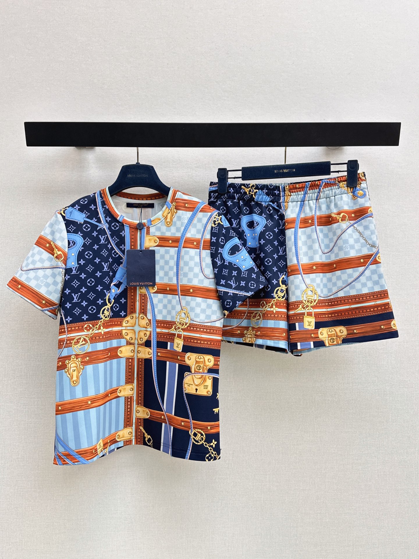 NO:893733,Ljia 26Ss————The latest suitcase hardware printed short-sleeved suit for spring and summer, classic Monogram presbyopia pattern, fusion of retro leather suitcases, plaid contrasting splicing design, blue and brown contrasting colors, retro and rich, highly recognizable, all-over printing of classic presbyopia with suitcase lock chain pattern, blue and brown contrasting colors, retro high-end, clear and non-fading printing, one color sml,, Louis Vuitton, T-shirt,19860909L家 26Ss————春夏最新行李箱五金印花短袖套装经典Monogram老花底纹 融合复古皮箱 格纹撞色拼接设计 蓝棕撞色复古浓郁 辨识度极强 满印经典老花搭配皮箱锁扣链条图案 蓝棕撞色复古高级 印花清晰不掉色 一色sml,,louis vuitton,T-shirt,,Women's clothing