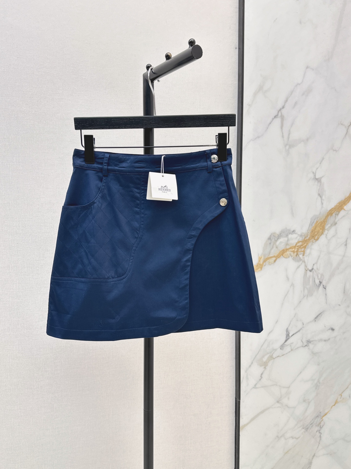 NO:893730,Her 26Ss————The latest spring and summer A-line skirt with side buckle decoration, three-dimensional tailoring, all-round exquisiteness, making it look like a celebrity. The upper body is super covered and slimming, and the proportion of the legs is super stretched. It is simple and wears a refreshing and fashionable sense of high-end. It is elegant and fashionable in daily life and is very versatile. The color is very good-looking. The fabric is high-end and textured. Four-color smlxl,,skirts,19860909Her 26Ss————春夏最新款侧扣装饰A字半裙整件立体剪裁 全方位精致做明星穿搭 上身超级遮肉显瘦 超拉腿部比例 简简单单 穿出清爽时髦的高级感 日常优雅又时髦巨百搭 颜色很好看 面料高级又有质感 四色smlxl,,skirts,,Women's clothing