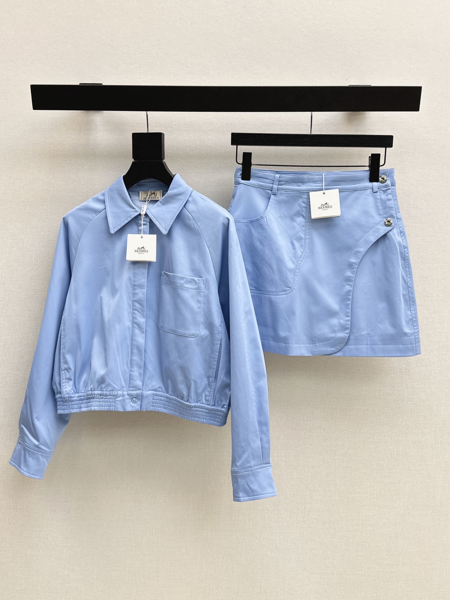NO:893727,Her 26Ss————The latest lapel jacket for spring and summer. The whole piece is three-dimensional. It is all-around exquisite and can be worn by celebrities. The upper body is super covered and slimming. The legs are super stretched. It is simple. It gives a refreshing and fashionable sense of high-end. It is elegant and fashionable in daily life. It is very versatile. The color is beautiful. The fabric is high-end and textured. Three-color smlxl,,jackets & coats,jackets & coats,19860909Her 26Ss————春夏最新款翻领夹克外套 整件立体剪裁 全方位精致做明星穿搭 上身超级遮肉显瘦 超拉腿部比例 简简单单 穿出清爽时髦的高级感 日常优雅又时髦巨百搭 颜色很好看 面料高级又有质感 三色smlxl,,jackets & coats,jackets & coats,,Women's clothing