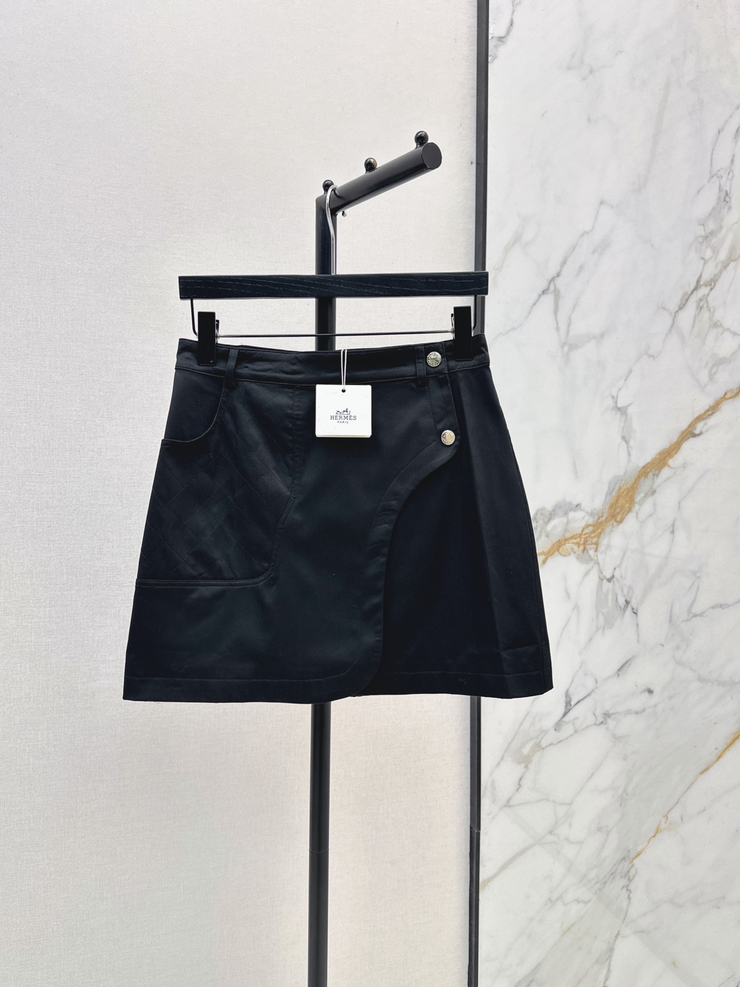NO:893718,Her 26Ss————The latest spring and summer A-line skirt with side buckle decoration, three-dimensional tailoring, all-round exquisiteness, making it look like a celebrity. The upper body is super covered and slimming, and the proportion of the legs is super stretched. It is simple and wears a refreshing and fashionable sense of high-end. It is elegant and fashionable in daily life and is very versatile. The color is very good-looking. The fabric is high-end and textured. Four-color smlxl,,skirts,19860909Her 26Ss————春夏最新款侧扣装饰A字半裙整件立体剪裁 全方位精致做明星穿搭 上身超级遮肉显瘦 超拉腿部比例 简简单单 穿出清爽时髦的高级感 日常优雅又时髦巨百搭 颜色很好看 面料高级又有质感 四色smlxl,,skirts,,Women's clothing