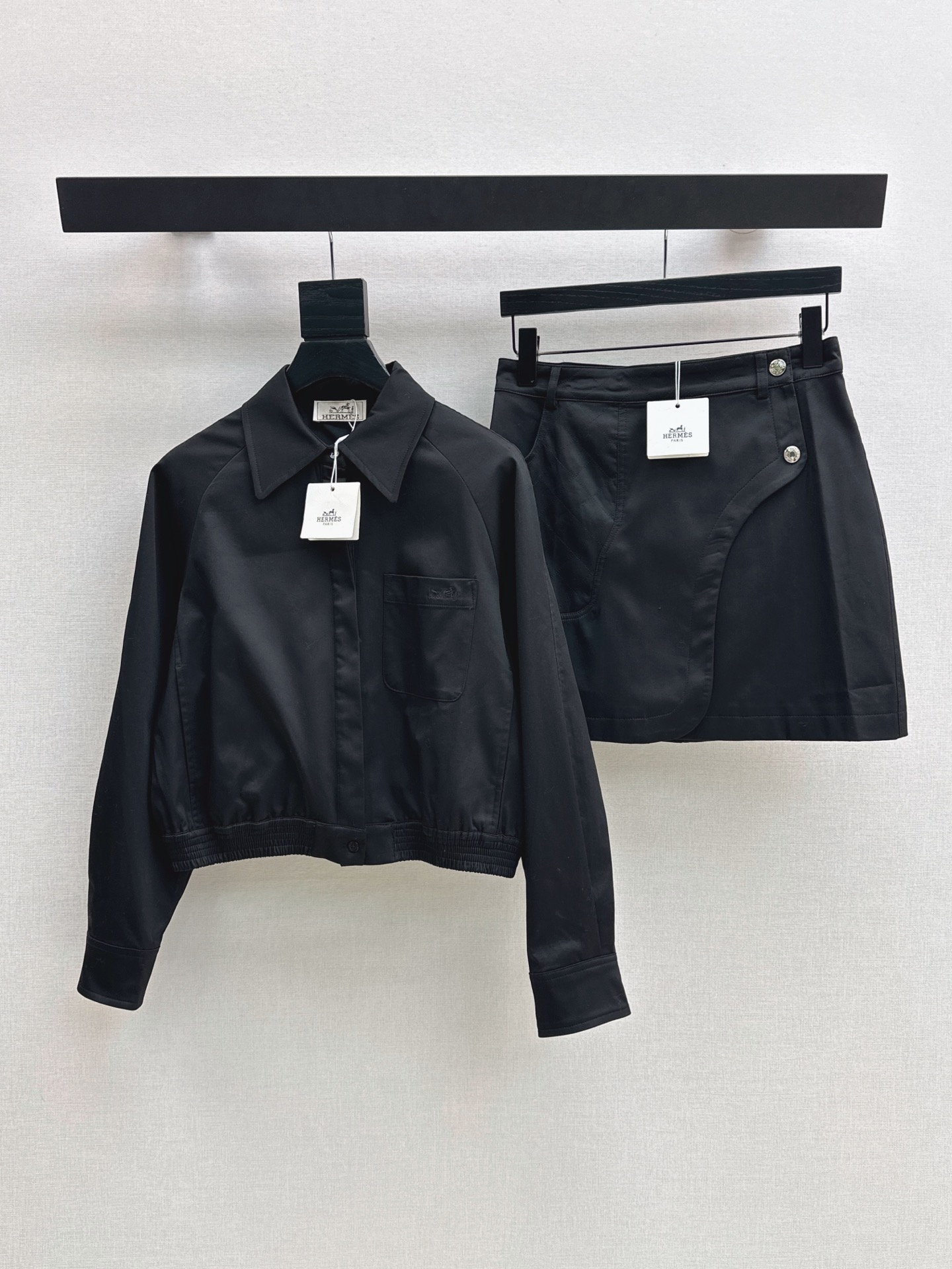 NO:893715,Her 26Ss————The latest lapel jacket for spring and summer. The whole piece is three-dimensional. It is all-around exquisite and can be worn by celebrities. The upper body is super covered and slimming. The legs are super stretched. It is simple. It gives a refreshing and fashionable sense of high-end. It is elegant and fashionable in daily life. It is very versatile. The color is beautiful. The fabric is high-end and textured. Three-color smlxl,,jackets & coats,jackets & coats,19860909Her 26Ss————春夏最新款翻领夹克外套 整件立体剪裁 全方位精致做明星穿搭 上身超级遮肉显瘦 超拉腿部比例 简简单单 穿出清爽时髦的高级感 日常优雅又时髦巨百搭 颜色很好看 面料高级又有质感 三色smlxl,,jackets & coats,jackets & coats,,Women's clothing