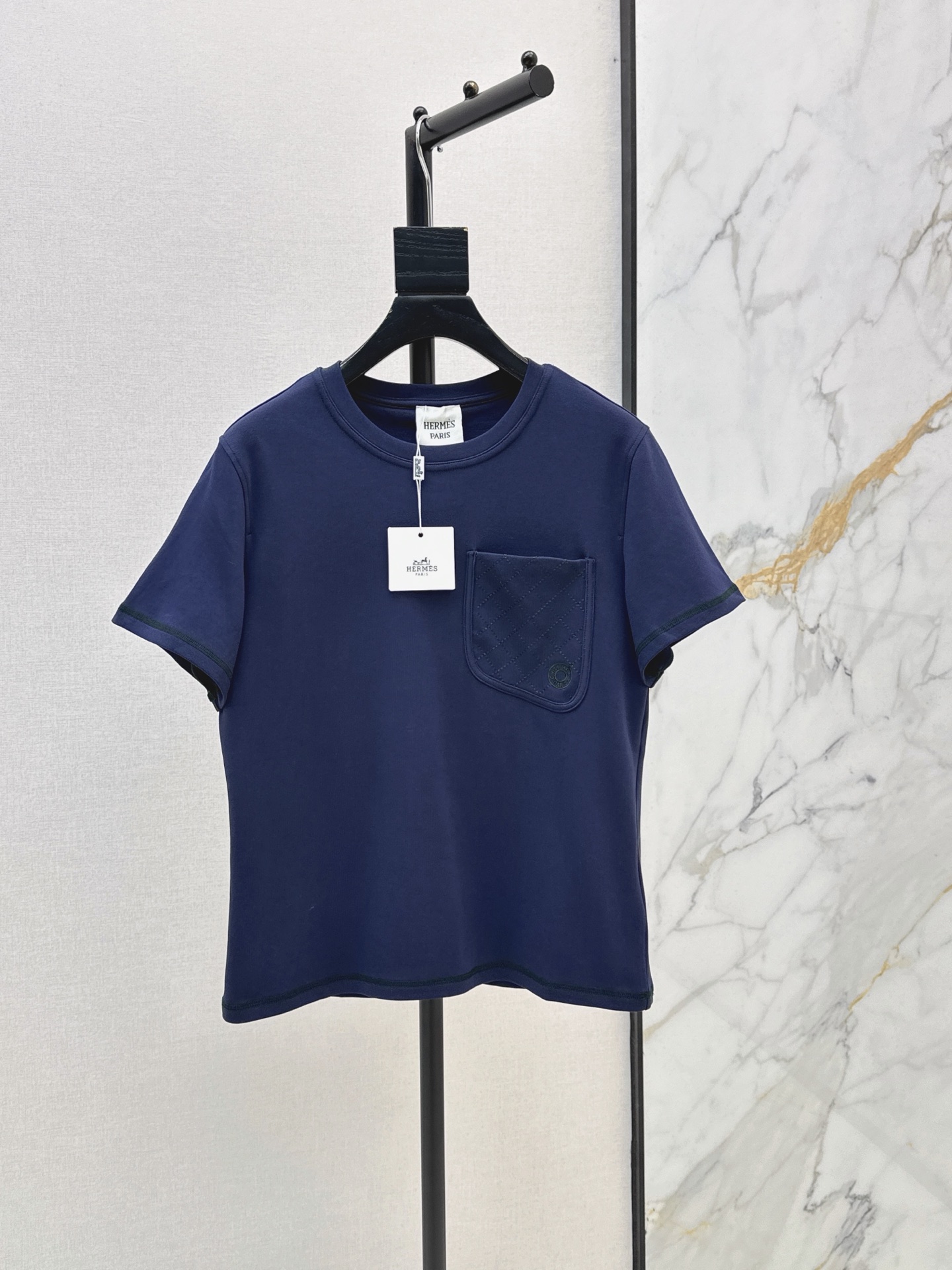 NO:893714,Her 26Ss————The latest spring and summer round-neck T-shirt with diamond pattern pocket decoration is very dense and feels super good. It is a really hard-working one. The details are perfect. The regular version is not picky at all. It is simple and generous. It instantly enhances your temperament. Four colors smlxl, tees, t-shirt,19860909Her 26Ss————春夏最新款菱格纹口袋装饰圆领T恤密度很高 手感超好 真的费劲心血的一款 细节完美 常规版型 上身完全不挑人 简单大方 瞬间提升气质 四色smlxl,,tees，t-shirt,,Women's clothing