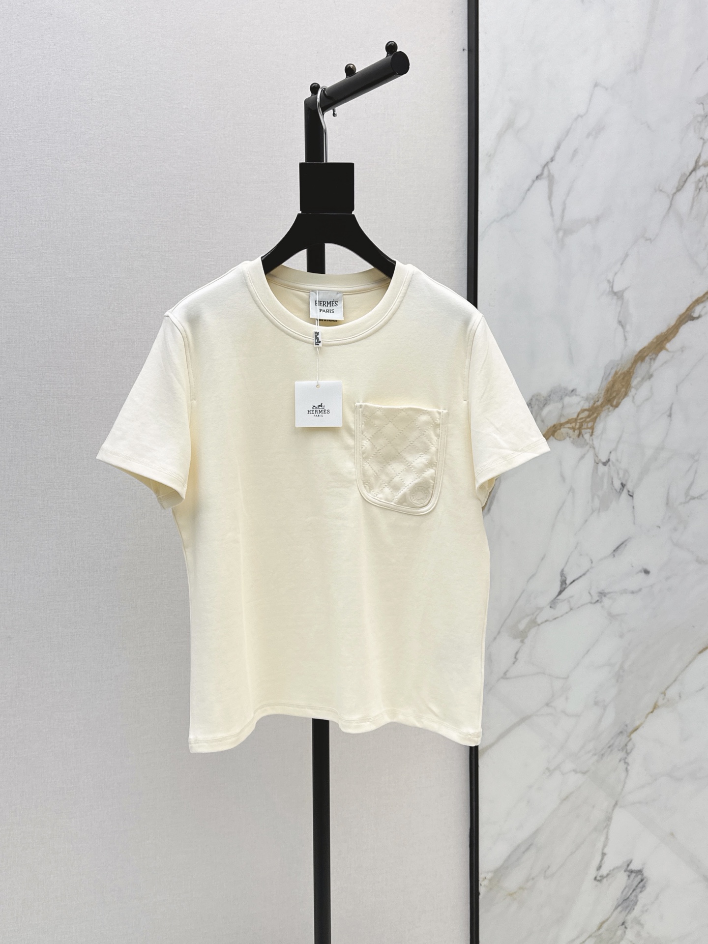 NO:893712,Her 26Ss————The latest spring and summer round-neck T-shirt with diamond pattern pocket decoration is very dense and feels super good. It is a really hard-working one. The details are perfect. The regular version is not picky at all. It is simple and generous. It instantly enhances your temperament. Four colors smlxl, tees, t-shirt,19860909Her 26Ss————春夏最新款菱格纹口袋装饰圆领T恤密度很高 手感超好 真的费劲心血的一款 细节完美 常规版型 上身完全不挑人 简单大方 瞬间提升气质 四色smlxl,,tees，t-shirt,,Women's clothing