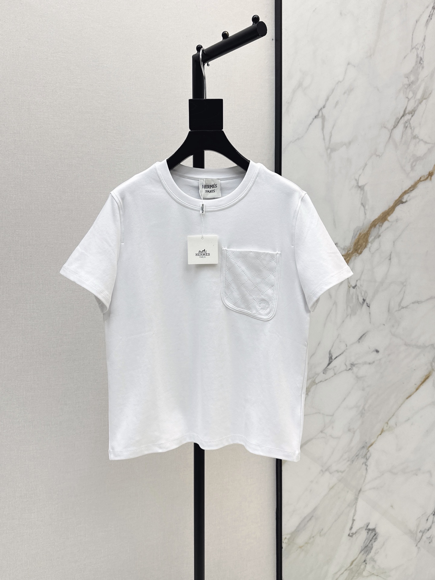 NO:893710,Her 26Ss————The latest spring and summer round-neck T-shirt with diamond pattern pocket decoration is very dense and feels super good. It is a really hard-working one. The details are perfect. The regular version is not picky at all. It is simple and generous. It instantly enhances your temperament. Four colors smlxl, tees, t-shirt,19860909Her 26Ss————春夏最新款菱格纹口袋装饰圆领T恤密度很高 手感超好 真的费劲心血的一款 细节完美 常规版型 上身完全不挑人 简单大方 瞬间提升气质 四色smlxl,,tees，t-shirt,,Women's clothing