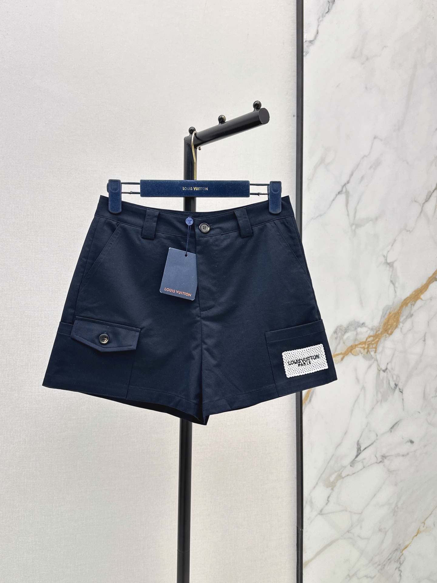 NO:893708,L's 26Ss - the latest spring and summer double-pocket embroidered work shorts. Small flap pocket on the left. Three-dimensional work wear design. Large patch pocket on the right with grid texture woven label sewn on the body. Asymmetrical double work pocket design. The exclusive grid embroidered woven label on the right is the finishing detail. The atmosphere directly fills the air. Black looks slim and cool. Off-white is gentle and refreshing. Two-color sml,, louis vuitton, shorts,19860909L家 26Ss————春夏最新款双口袋刺绣工装短裤 左侧小翻盖口袋 立体工装设计版型剪裁 右侧大贴袋袋身缝制网格肌理织唛 不对称双工装口袋设计 右侧专属网格刺绣织唛是点睛细节 氛围感直接拉满 黑色显瘦酷飒 米白温柔清爽 两色sml,,louis vuitton,shorts,,Women's clothing
