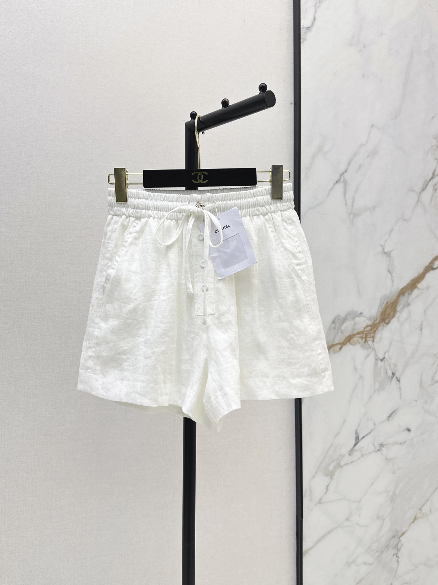NO:893706,C Home 26Ss - the latest white linen drawstring wide-leg shorts for spring and summer. The linen material has its own natural texture. Front button decoration + metal double C logo buckle. Simple basic style adds a sense of light luxury and sophistication. The drawstring tie of the same color can be freely adjusted for elasticity. A-line wide-leg four-quarter pants type. Hidden flesh and slimming. One color sml,,chanel,shorts,19860909C家 26Ss————春夏最新款白色亚麻抽绳阔腿短裤 亚麻材质自带天然肌理纹理 前襟排扣装饰+金属双C标识扣 简约基础款增加轻奢精致感 同色系抽绳系带可自由调节松紧 A字阔腿四分裤型 藏肉显瘦 一色sml,,chanel,shorts,,Women's clothing