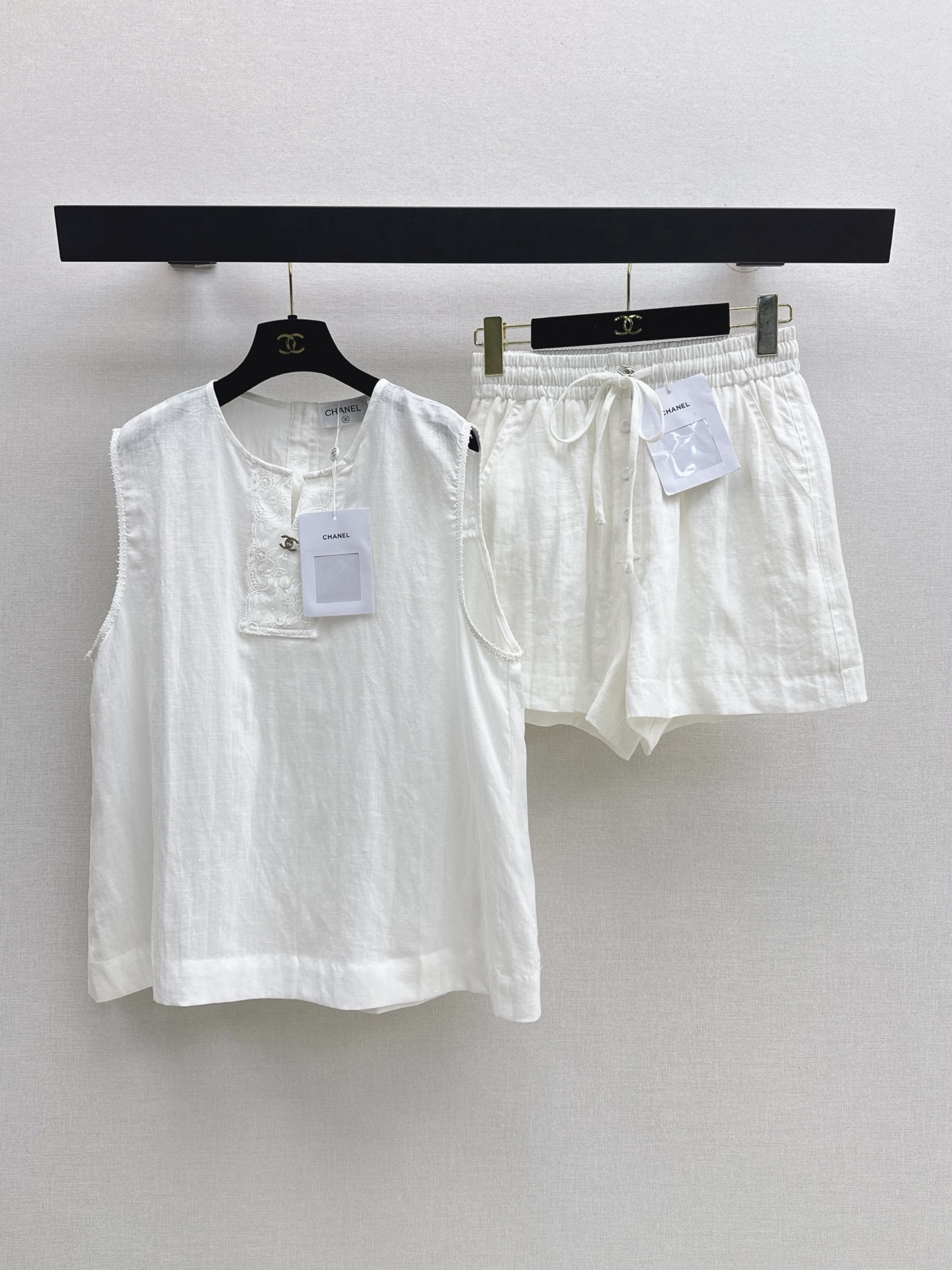 NO:893704,C Home 26Ss - the latest lace linen sleeveless vest for spring and summer. The breathable linen fabric is light and transparent. The upper body has a lazy and relaxed feeling. The neckline is made of heavy floral lace splicing. The raw lace is delicate and layered. The metal double C decorative buckle + two shell buttons of the same color are embellished. The slightly loose A-line version hides the flesh and looks slim. Friendly to all body types. One color sml,,chanel,19860909C家 26Ss———春夏最新蕾丝亚麻无袖背心 亚麻透气面料轻薄通透 上身自带慵懒松弛感 领口重工花卉蕾丝拼接 毛边花边细腻有层次 金属双C装饰扣+两颗同色系贝壳纽扣点缀 微宽松A字版型 藏肉显瘦 对各种身材都友好 一色sml,,chanel,,Women's clothing