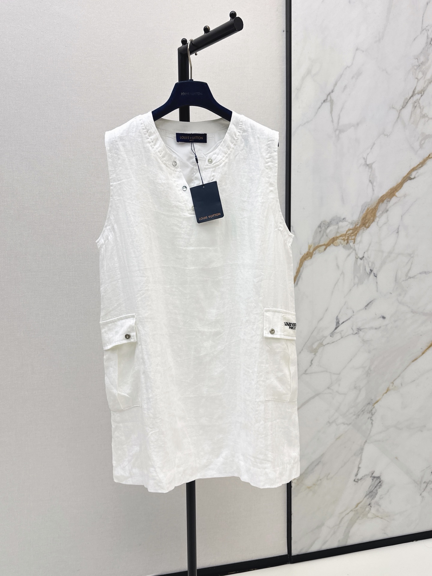 NO:893702,L's 26Ss - the latest off-white linen workwear sleeveless dress for spring and summer. Linen skirt with cooling buff. Native washed linen texture. Light off-white, gentle and clean. The wrinkles bring a lazy and relaxed atmosphere. Small stand-up collar with half-open mother-of-pearl buckle. Double-sided flap workwear pockets + embroidered woven label details. Simple and not monotonous. One color sml,, louis vuitton, skirts,19860909L家 26Ss———春夏最新款米白亚麻工装无袖连衣裙自带降温buff的亚麻裙 原生水洗亚麻肌理 浅浅米白色温柔又干净 褶皱感自带慵懒松弛氛围 小立领半开贝母扣 双侧翻盖工装口袋+刺绣织唛细节 简约不单调 一色sml,,louis vuitton,skirts,,Women's clothing