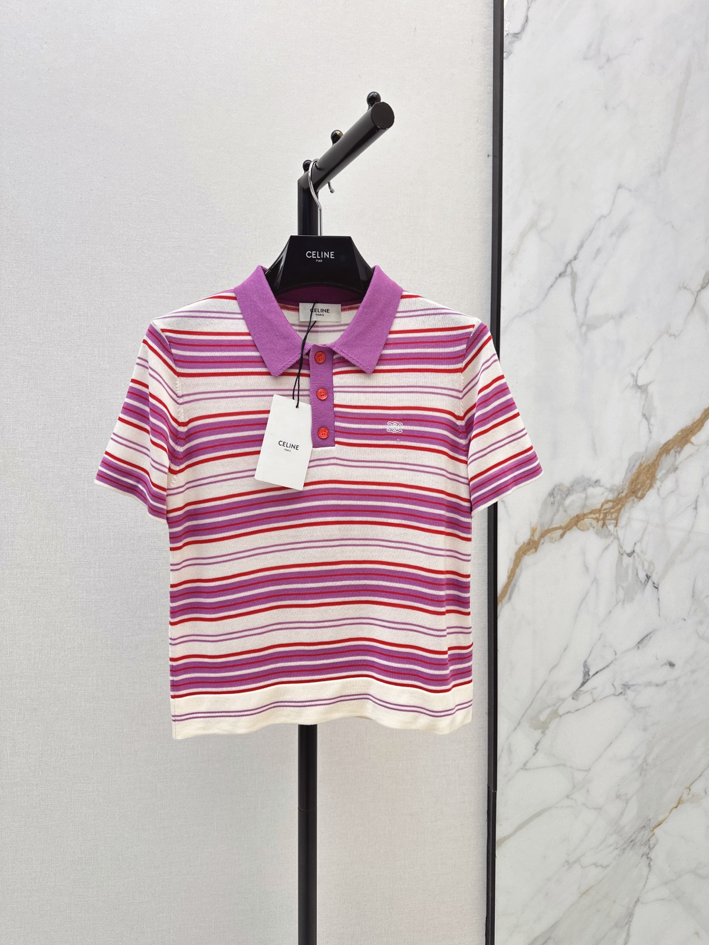 NO:893696,Ce 26Ss————The latest striped Polo collar embroidered short-sleeved sweater for spring and summer. Custom-woven and custom-dyed cotton yarn. Rich, fluffy and comfortable. Simple basic version. The upper body looks clean, clear and comfortable. Heavy-duty and delicate brand embroidery. Vibrant color collision. It has a girlish feel and can create an elegant side. It can be very fashionable without effort ~ it is very energetic when paired with medium pants. One color sml,, T-shirt,19860909Ce 26Ss————春夏最新款条纹Polo领刺绣短袖针织衫定织定染棉纱线 丰润蓬松且舒适 简约基础版型 上身看起来干净又清亮舒服 重工细腻的品牌刺绣 颇具活力的色彩碰撞 既有少女感又能营造优雅气质的一面 不费力就可以很时尚～搭配中裤很有活力感 一色sml,,T-shirt,,Women's clothing