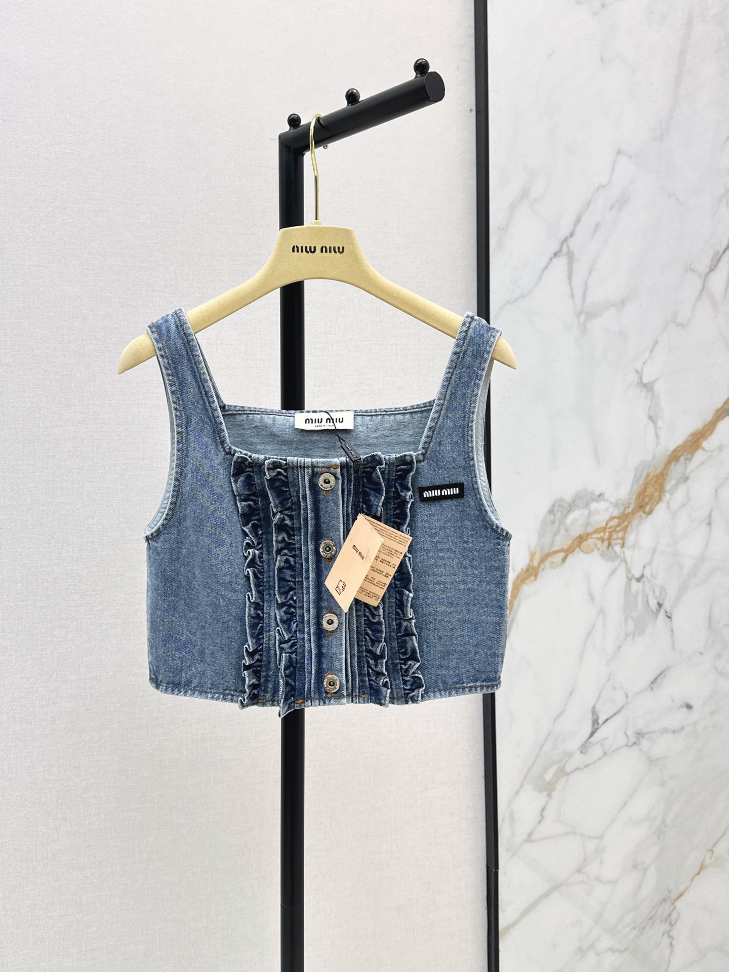 NO:893709,Miu 26Ss————The latest spring and summer style short denim vest decorated with wooden earrings. Super fashionable. The upper body is cool and sassy with a unique color tone. The texture is fine and the cotton feels natural. It has a muscular feel and is super beautiful. One color sml,,miumiu,19860909Miu 26Ss————春夏最新款木耳边装饰小短款牛仔背心 超时髦 个性色调上身又酷又飒爽 纹理细腻棉感自然 有筋骨感超级漂亮 一色sml,,miumiu,,Women's clothing