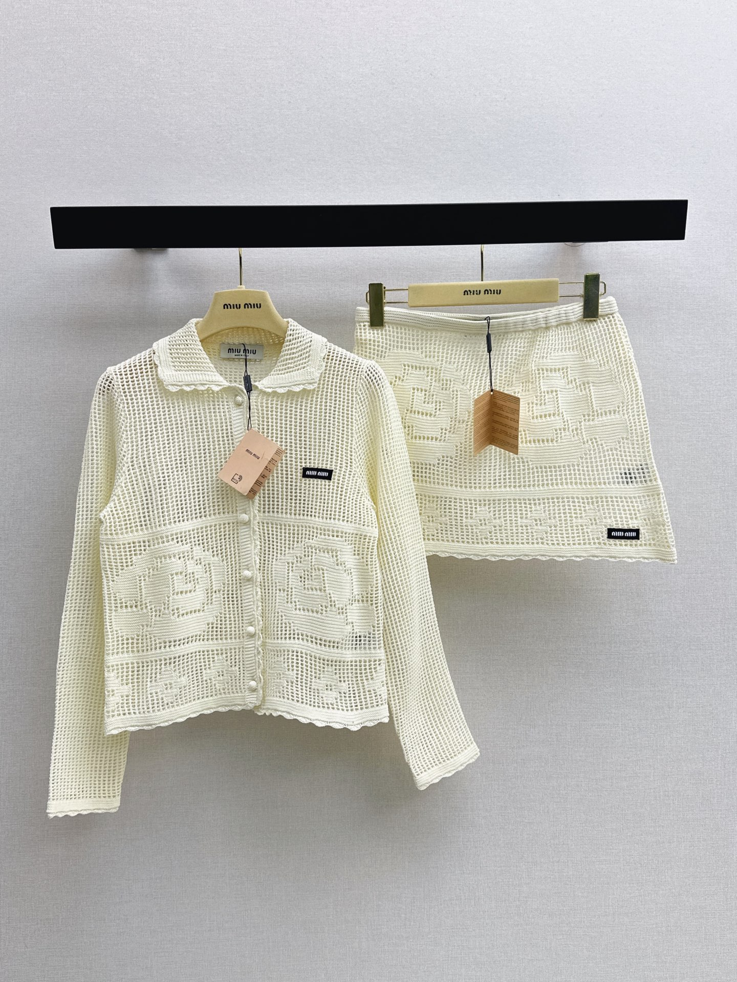 NO:893703,Miu 26Ss - the latest spring and summer hollow crocheted lapel cardigan + Mini skirt. Miu's juicy Southern French straw holiday series. The hand-made grid hollow weaving method has a hazy and soft light that is ready to come out. It is pure and sexy, and the sweet dollar atmosphere directly fills the air. It uses custom-spun soft milky white and refreshing cotton yarn. Large-area three-dimensional flower crochet, three-dimensional and full of exquisite details.  The transparent and light texture of the fabric is invincible. One-color sml jackets, miumiu, espadrilles, skirts, jackets & coats,19860909Miu 26Ss———春夏最新款镂空钩花翻领开衫+Mini半裙 miu奶乎乎的南法草编度假系列 手工感的网格镂空织法 自带朦胧柔光是呼之欲出的精致优雅 又纯又欲的甜美元气感直接拉满 采用定纺的柔和奶白色清爽棉质纱线 大面积立体花卉钩花 立体有精致感细节感十足 织面通透轻薄质感无敌赞 一色sml 外套,,miumiu,espadrilles,skirts,jackets & coats,,Women's clothing