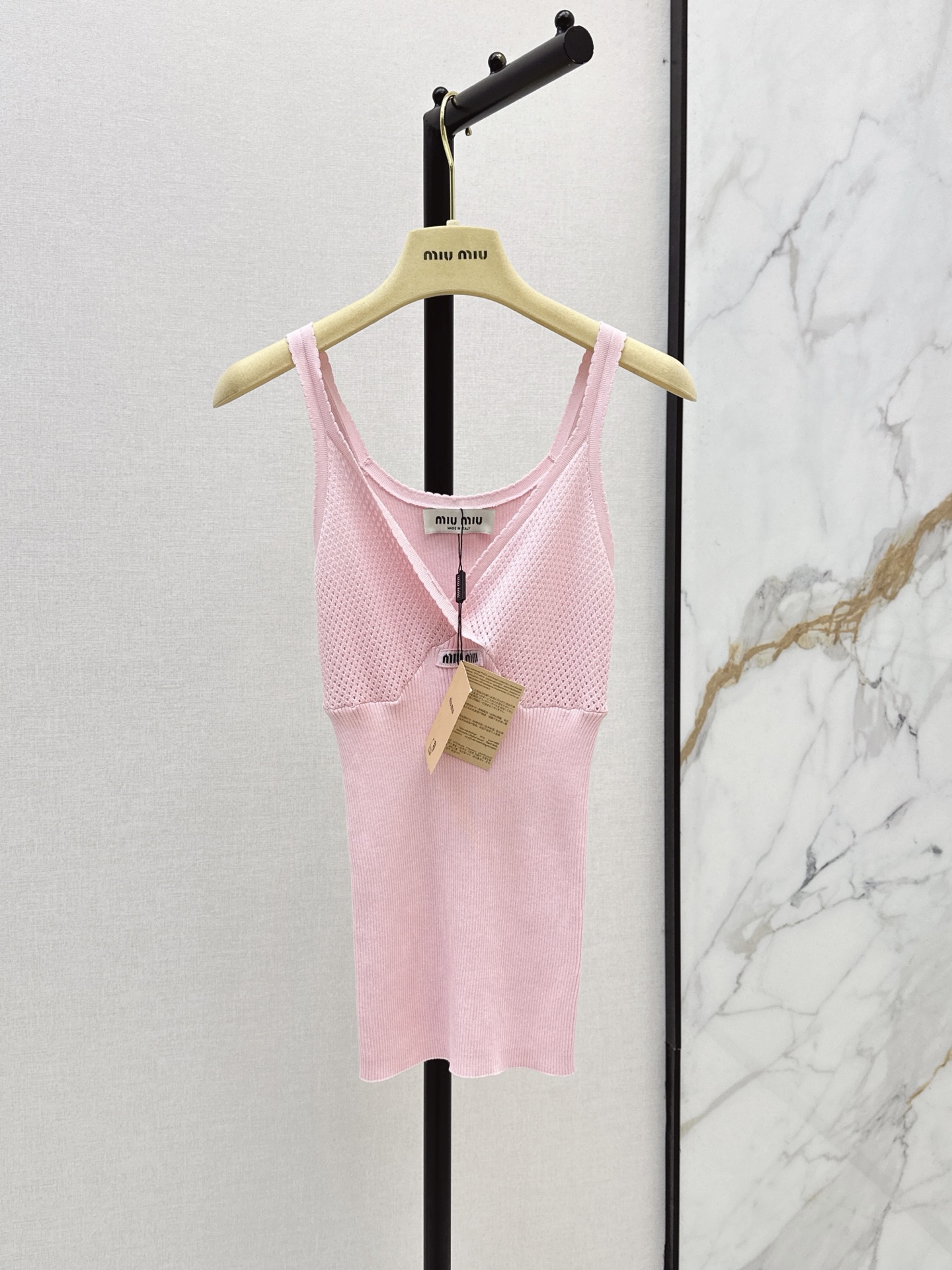 NO:893701,Miu 26Ss————The latest pink knitted suspender belt for spring and summer is made of soft knitted fabric. V-neck + hollow design. Sweet and a little sexy. Slim fit to show off your figure. Perfect light pink for gentle atmosphere. Suitable for daily wear or vacation. Paired with short skirts and jeans woven bag. Easily get sweet girl style or relaxed holiday style ~ Miu classic sweet girl tone. Must-have for exquisite girls. One color sml,,miumiu,skirts,jeans,19860909Miu 26Ss————春夏最新款粉色针织吊带采用柔软针织面料 V领+镂空设计 甜美又带点小性感 修身版型超显身材 浅粉色温柔氛围感满分 日常穿搭或度假都很适合 搭配短裙牛仔裤编织包 轻松get甜妹风or松弛度假风～Miu经典甜妹调性 精致女孩必入 一色sml,,miumiu,skirts,jeans,,Women's clothing
