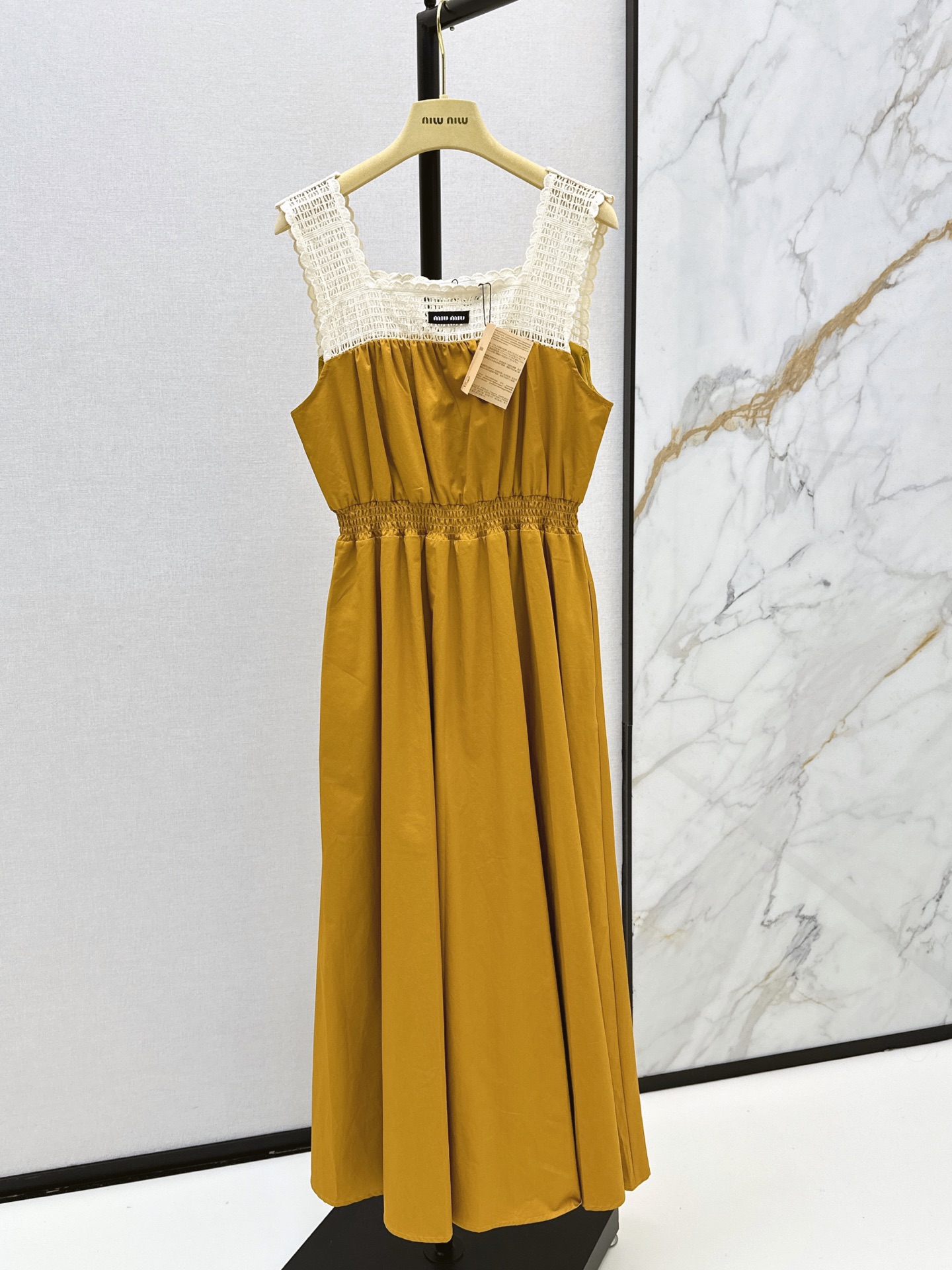 NO:893697,Miu 26Ss————The latest spring and summer splicing lace-embellished sleeveless dress is retro and fashionable, with a low-key temperament and luxurious high-end!  The version is versatile and not picky. The original customized technical fabric is a must-have for Bai Fumei. lssml,,miumiu,skirts,19860909Miu 26Ss————春夏最新款拼接花边装饰无袖连衣裙复古时髦 低调气质又奢华高级！版型百搭不挑人 原版定制科技面料 白富美必入 lssml,,miumiu,skirts,,Women's clothing