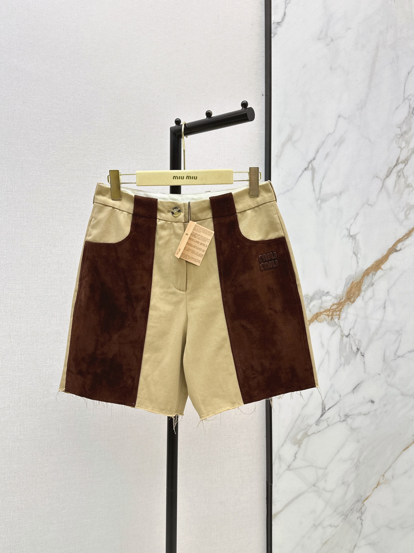 NO:893695,Miu 26Ss————The latest spring and summer classic letter-decorated suede splicing shorts, a classic must-have item that is both A and sassy. Customized and imported 100% lambskin suede + splicing windbreaker fabric. A must-have item for white, rich and beautiful upper body. Elegant, handsome, fashionable and high-end tone!  Perfect three-dimensional tailoring with long legs and a slim upper body. Two colors smlxl,,miumiu,shorts,sheepskin,chamois leather,19860909Miu 26Ss————春夏最新款经典字母装饰麂皮绒拼接短裤经典必入单品又A又飒 定制进口百分百小羊皮麂皮绒+拼接风衣面料 白富美必备单品上身绝绝子 优雅帅气时髦又高级的调调！完美立体剪裁版型大长腿上身巨显瘦 两色smlxl,,miumiu,shorts,sheepskin,chamois leather,,Women's clothing