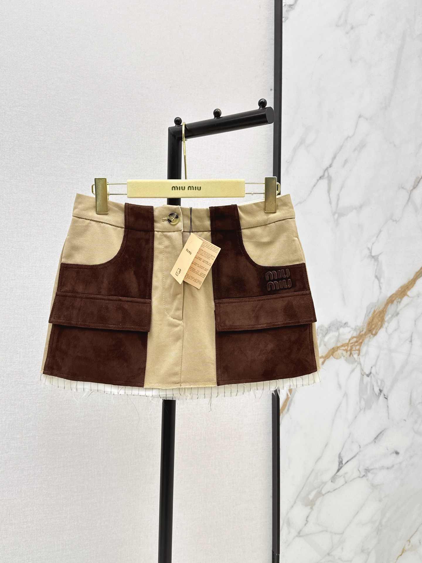 NO:893694,Miu 26Ss————The latest classic letter-decorated suede splicing skirt for spring and summer, a classic must-have item that is elegant and sassy. Customized and imported 100% lambskin suede + splicing windbreaker fabric. A must-have item for white and beautiful women. The upper body is absolutely stunning. Elegant, handsome, fashionable and high-end tone!  Perfect three-dimensional tailoring with long legs and a slim upper body. Two-color smlxl,,miumiu,skirts,sheepskin,chamois leather,19860909Miu 26Ss————春夏最新款经典字母装饰麂皮绒拼接半裙经典必入单品又A又飒 定制进口百分百小羊皮麂皮绒+拼接风衣面料 白富美必备单品上身绝绝子 优雅帅气时髦又高级的调调！完美立体剪裁版型大长腿上身巨显瘦 两色smlxl,,miumiu,skirts,sheepskin,chamois leather,,Women's clothing