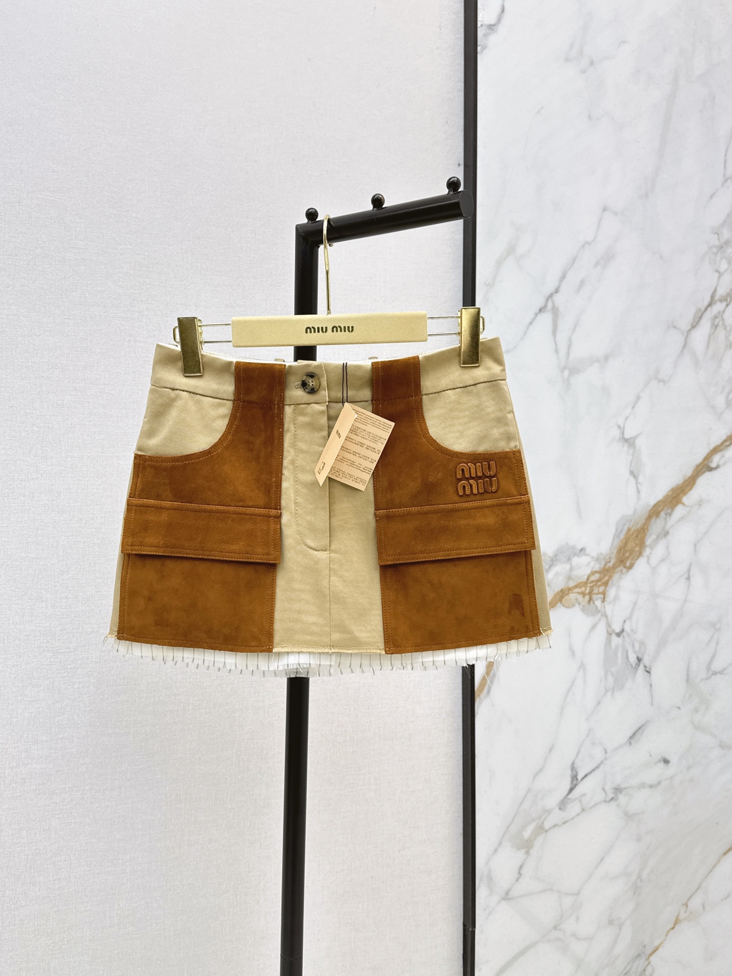 NO:893691,Miu 26Ss————The latest classic letter-decorated suede splicing skirt for spring and summer, a classic must-have item that is elegant and sassy. Customized and imported 100% lambskin suede + splicing windbreaker fabric. A must-have item for white and beautiful women. The upper body is absolutely stunning. Elegant, handsome, fashionable and high-end tone!  Perfect three-dimensional tailoring with long legs and a slim upper body. Two-color smlxl,,miumiu,skirts,sheepskin,chamois leather,19860909Miu 26Ss————春夏最新款经典字母装饰麂皮绒拼接半裙经典必入单品又A又飒 定制进口百分百小羊皮麂皮绒+拼接风衣面料 白富美必备单品上身绝绝子 优雅帅气时髦又高级的调调！完美立体剪裁版型大长腿上身巨显瘦 两色smlxl,,miumiu,skirts,sheepskin,chamois leather,,Women's clothing