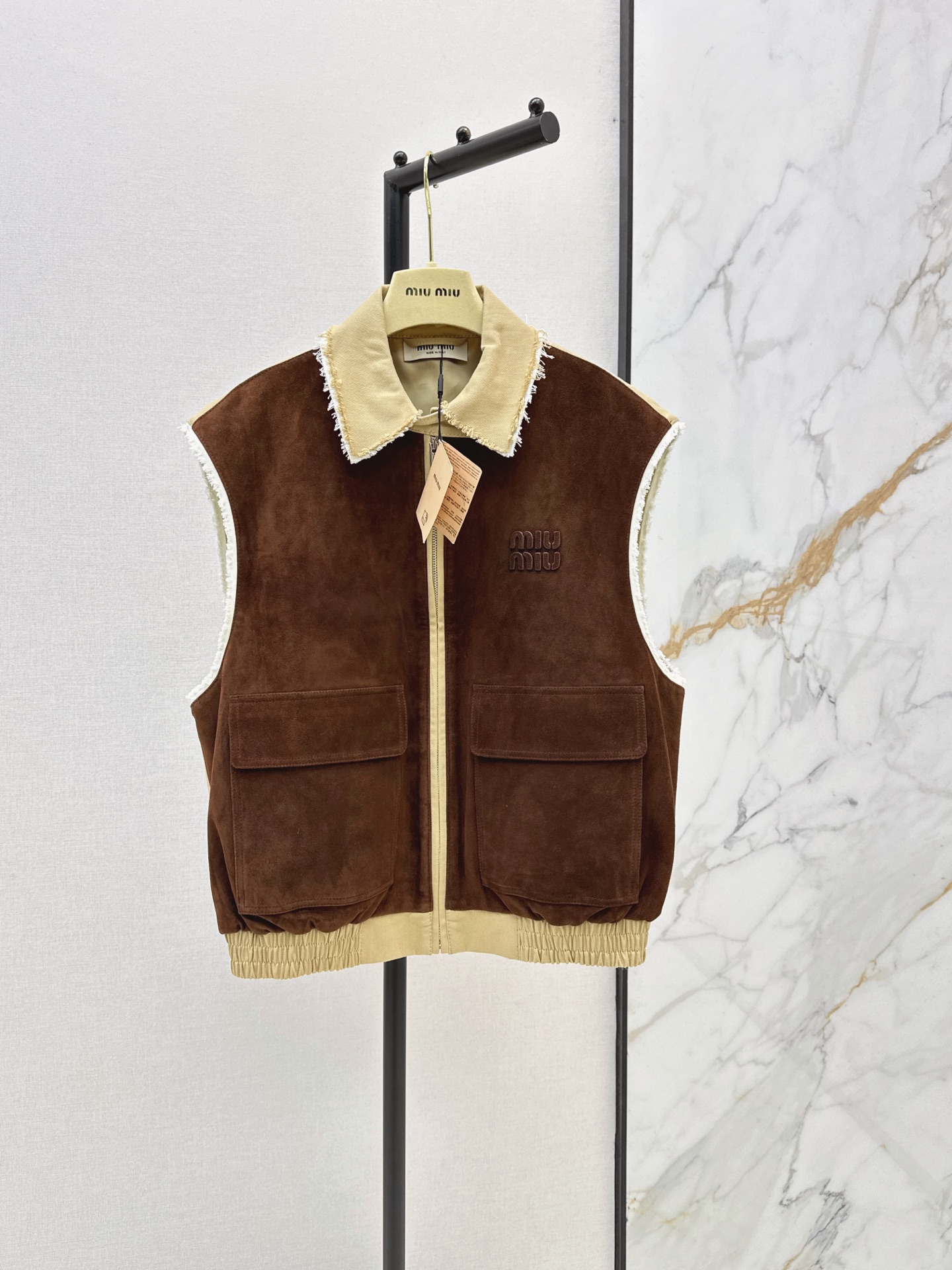 NO:893689,Miu 26Ss - the latest spring and summer suede color-blocking vest jacket. Made of high-grade suede fabric, soft to the touch. Comes with retro filter. Full atmosphere. Color-blocking design with rich layers. Fashionable and advanced. Vest style short cut. Raise the waistline to optimize body proportions. The legs are two meters longer. Small people can easily control them. Two-color sml,,miumiu,jackets & coats,chamois leather,19860909Miu 26Ss————春夏最新款麂皮拼色马甲外套 采用高级麂皮面料 触感柔软 自带复古滤镜 氛围感拉满 拼色设计层次感丰富 时髦又高级 马甲版型短款剪裁 拉高腰线优化身材比例 显腿长两米 小个子也能轻松驾驭 两色sml,,miumiu,jackets & coats,chamois leather,,Women's clothing
