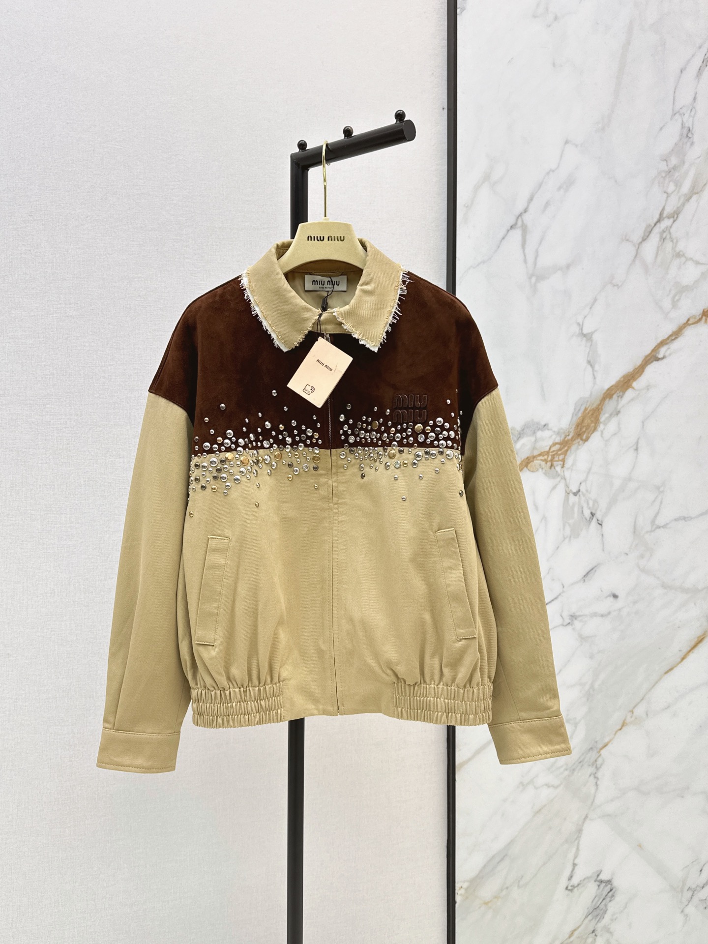 NO:893686,Miu 26Ss————The latest spring and summer rhinestone suede splicing jacket. The jacket is inlaid with rhinestones. Under the light, the blingbling is like wearing the Milky Way on the body. The atmosphere directly enshrines the gods. The contrasting color design of the suede splicing windbreaker fabric is soft to the touch. The sense of luxury cannot be hidden. The loose jacket is short and tailored. The waistline is raised to optimize the proportion of the body. The legs are two meters longer. It can be easily controlled by small people. Two-color sml,,miumiu,jackets & coats,jackets &  coats, chamois leather,19860909Miu 26Ss————春夏最新款水钻绒面拼接夹克外套镶嵌水钻设计 灯光下blingbling 像把银河穿在身上 氛围感直接封神 麂皮绒拼接风衣面料撞色设计 触感柔软 高级感藏不住 宽松夹克短款剪裁 拉高腰线优化身材比例 显腿长两米 小个子也能轻松驾驭 两色sml,,miumiu,jackets & coats,jackets & coats,chamois leather,,Women's clothing