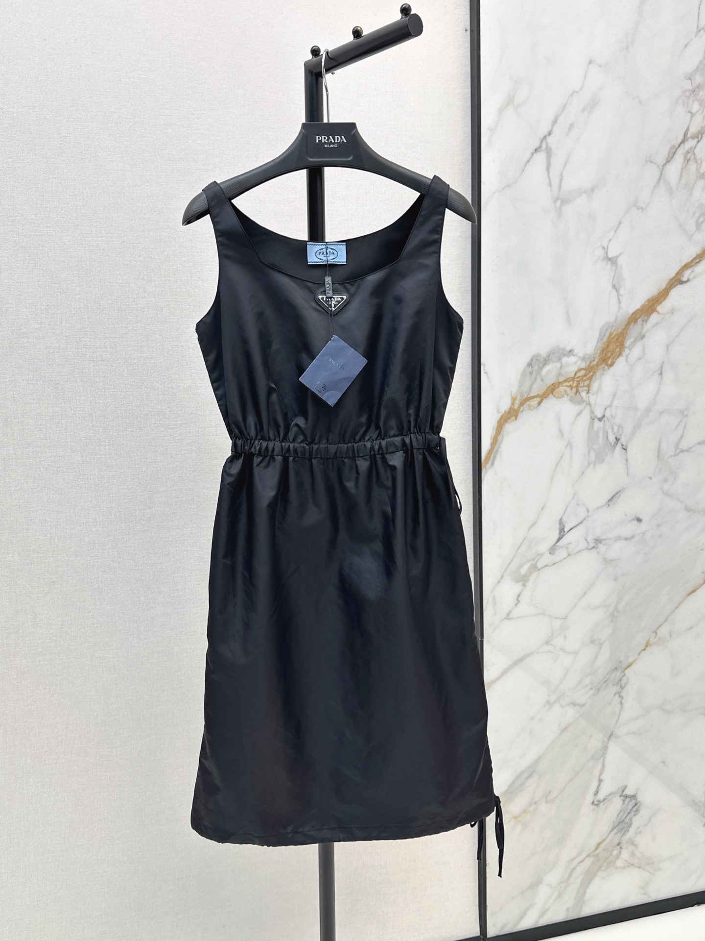 NO:893681,Yang Mi's same style PD 26Ss - the latest spring and summer nylon dress with triangle logo decoration. The nylon series is really easy to wear. It is full of recognition and fashion. Simple design. The triangle logo embellishment is the highlight. One color sml,,skirts,19860909杨幂同款 PD 26Ss————春夏最新款三角标装饰尼龙连衣裙 尼龙系列真的太好穿了 满满的辨识度和时髦感 简约设计 三角标点缀是亮点 一色sml,,skirts,,Women's clothing