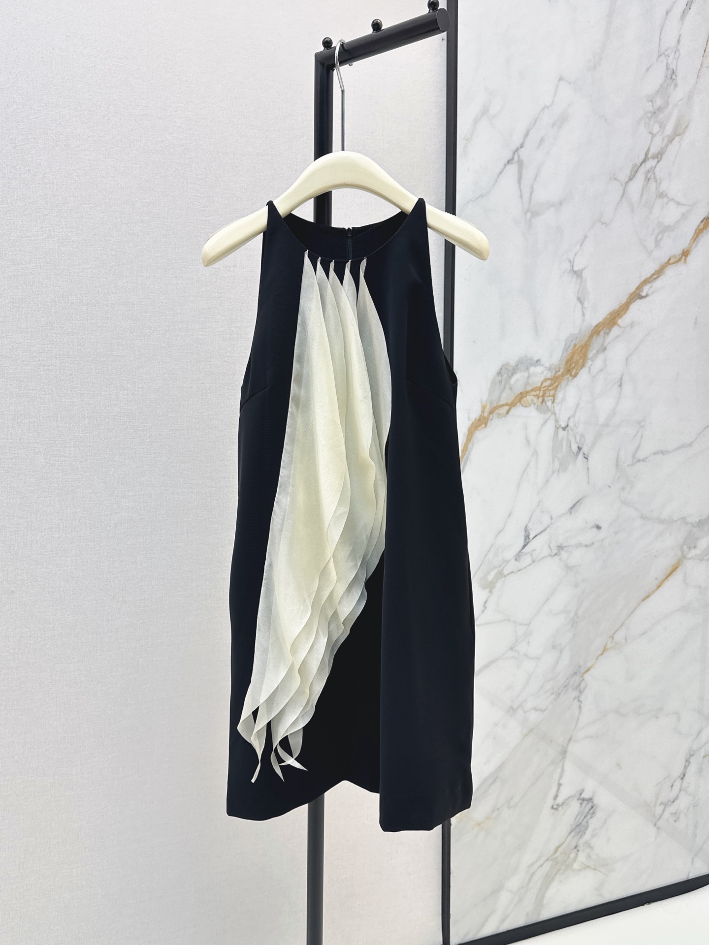 NO:893678,Fashionable design 26Ss - the latest spring and summer style halterneck straight dress with contrasting black and white streamers. The sleeveless halterneck round neck design exposes the shoulder and neck lines. It is neat and advanced. The chest is spliced ​​with a whole piece of gradient draped white gauze. The three-dimensional pleated white gauze naturally flows downward. Irregular tassel streamers bring a sense of smart atmosphere. The black and white contrasting colors are clearly layered. Gentle and design. One color sml,,skirts,19860909时髦设计 26Ss————春夏最新款黑白飘带撞色挂脖直筒连衣裙 无袖挂脖圆领设计露出肩颈线条 利落高级 胸口拼接一整片渐变垂坠白纱 立体百褶工艺白纱自然向下飘逸垂落 不规则流苏飘带自带灵动氛围感 黑白撞色层次分明 温柔又有设计感 一色sml,,skirts,,Women's clothing
