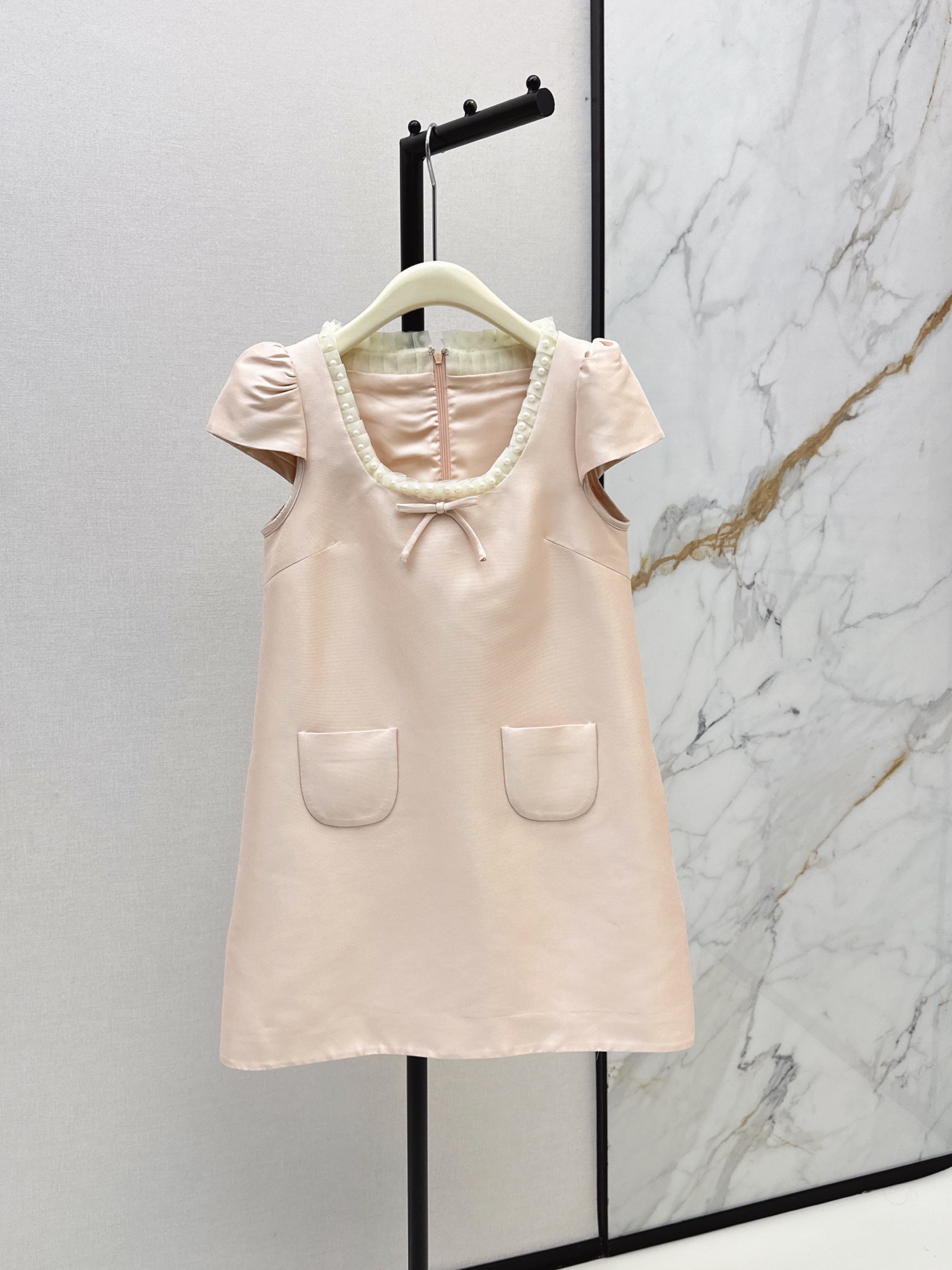 NO:893676,Fashionable design 26Ss - the latest nude pink bow-knot pearl collar dress for rich girls in spring and summer. Square collar cut. Hand-made beading and pearl edging around the neckline are exquisite and noble. The thin bow of the same color in the collar adds a soft and cute girly atmosphere. The loose A-line straight skirt has a cute and delicate style. Gentle Korean style. One color sml,,skirts,19860909时髦设计 26Ss———春夏最新款富家少女裸粉色蝴蝶结珍珠领连衣裙 大方领剪裁 领口一圈手工钉珠珍珠包边精致显贵 领中搭配同色系细蝴蝶结增添了软萌少女气息 宽松A字直筒短裙版型乖巧又精致 温柔韩系千金风 一色sml,,skirts,,Women's clothing