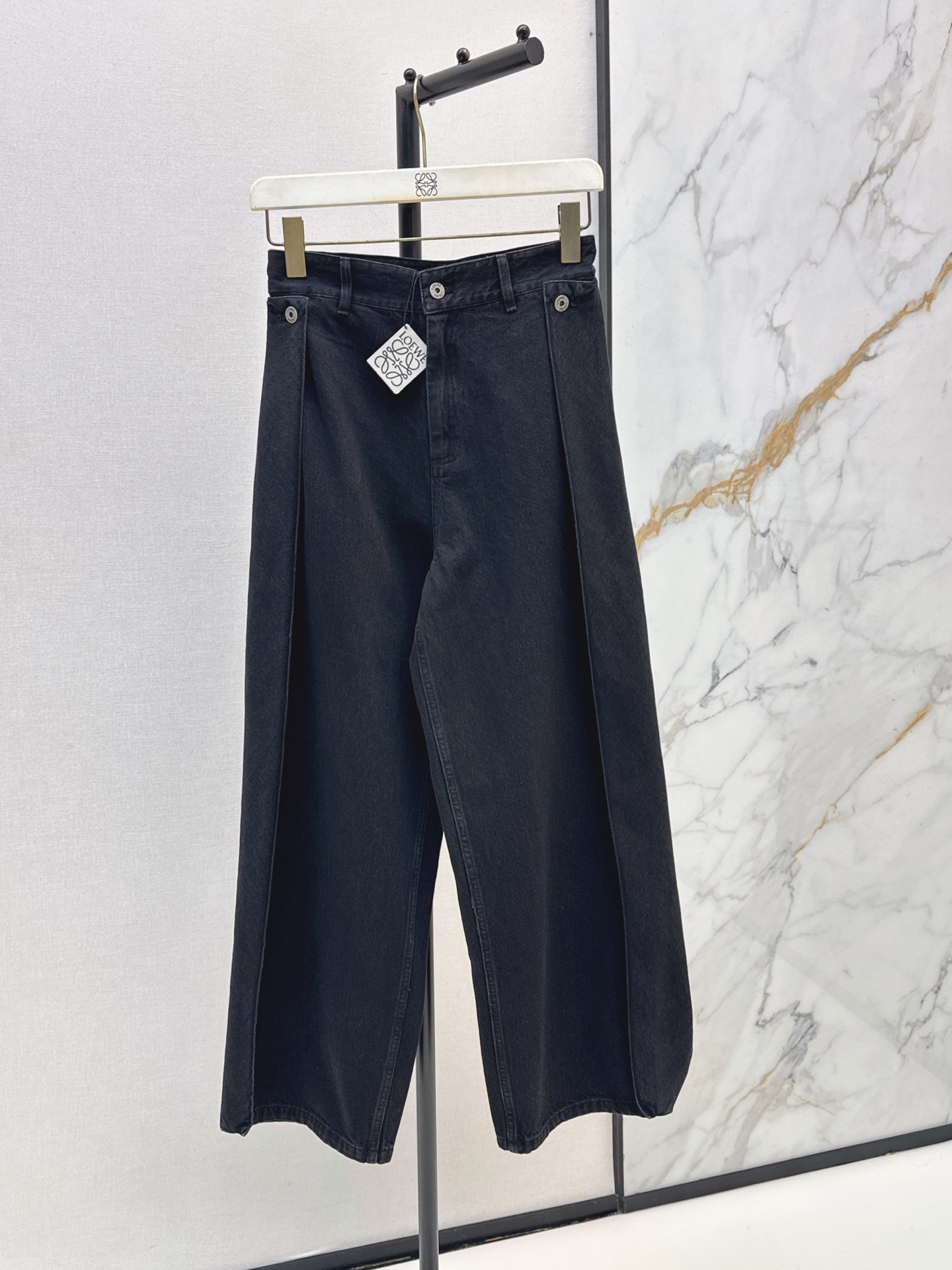 NO:893674,Loe 26Ss, the latest deconstructed design jeans for early autumn. The curved folding design brings a sense of architectural aesthetics. The loose wide-leg version is versatile and fashionable. The upper body is super slim. It can be easily worn in daily casual or street style. Highly recommended items. Two-color sml,, loewe, jeans,19860909高智感时髦精穿搭 Loe 26Ss————早秋最新款解构设计感牛仔裤弧形翻折设计自带建筑美学感 宽松阔腿版型不挑人百搭又时髦 上身超显瘦 日常休闲或街头风都能轻松驾驭 强烈推荐单品 两色sml,,loewe,jeans,,Women's clothing