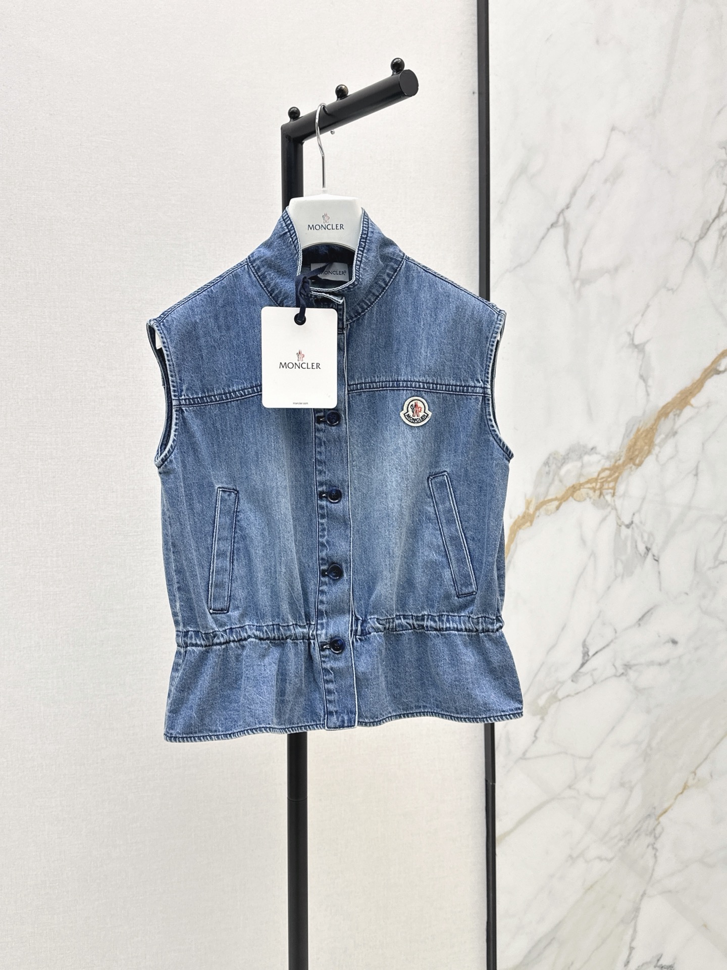 NO:893688,Fashionable items are coming. Mc 26Ss - the latest spring and summer sleeveless light blue denim vest with classic logo logo decoration. Made of Tencel denim fabric imported from Austria. It feels very soft and delicate. It looks great in real life. The drawstring waist design allows for an easy concave shape. One color sml,,19860909时髦单品来袭 Mc 26Ss————春夏最新款经典logo徽标装饰无袖浅蓝色牛仔马甲采用了奥地利进口的天丝牛仔面料 手感非常软糯细腻 实物巨好看 抽绳收腰设计轻松凹造型 一色sml,,,Women's clothing