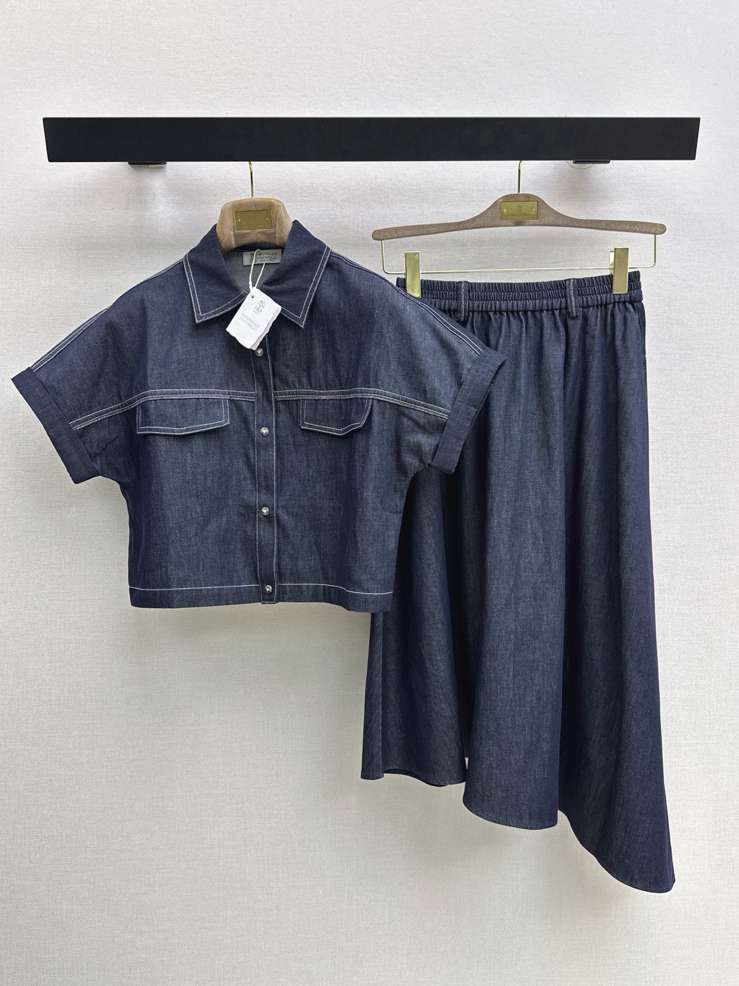 NO:893685,Bc 26Ss - the latest retro casual Tencel denim denim suit for spring and summer. Lapel short-sleeved shirt + asymmetrical tailoring design mid-length skirt. Heavy craftsmanship pockets with beaded chain edges and topstitching contrasting color lines to outline the overall three-dimensional look. Imported denim fabrics with customized active washing technology for the upper body. The version is not picky, versatile and fashionable. The upper body is super slim. Suitable for simple commuting and daily outings. One color sml, skirts, shirts, T-shirt,19860909Bc 26Ss———春夏最新款复古休闲天丝丹宁牛仔套装 翻领短袖衬衫+不对称剪裁设计中长半裙 重工艺口袋定珠链边装饰搭配明线撞色走线勾勒整体立体感 进口牛仔面料定制活性洗水工艺上身A爆啦 版型不挑人百搭又时髦上身超显瘦 简约通勤日常出游都适配 一色sml,,skirts,shirts,T-shirt,,Women's clothing
