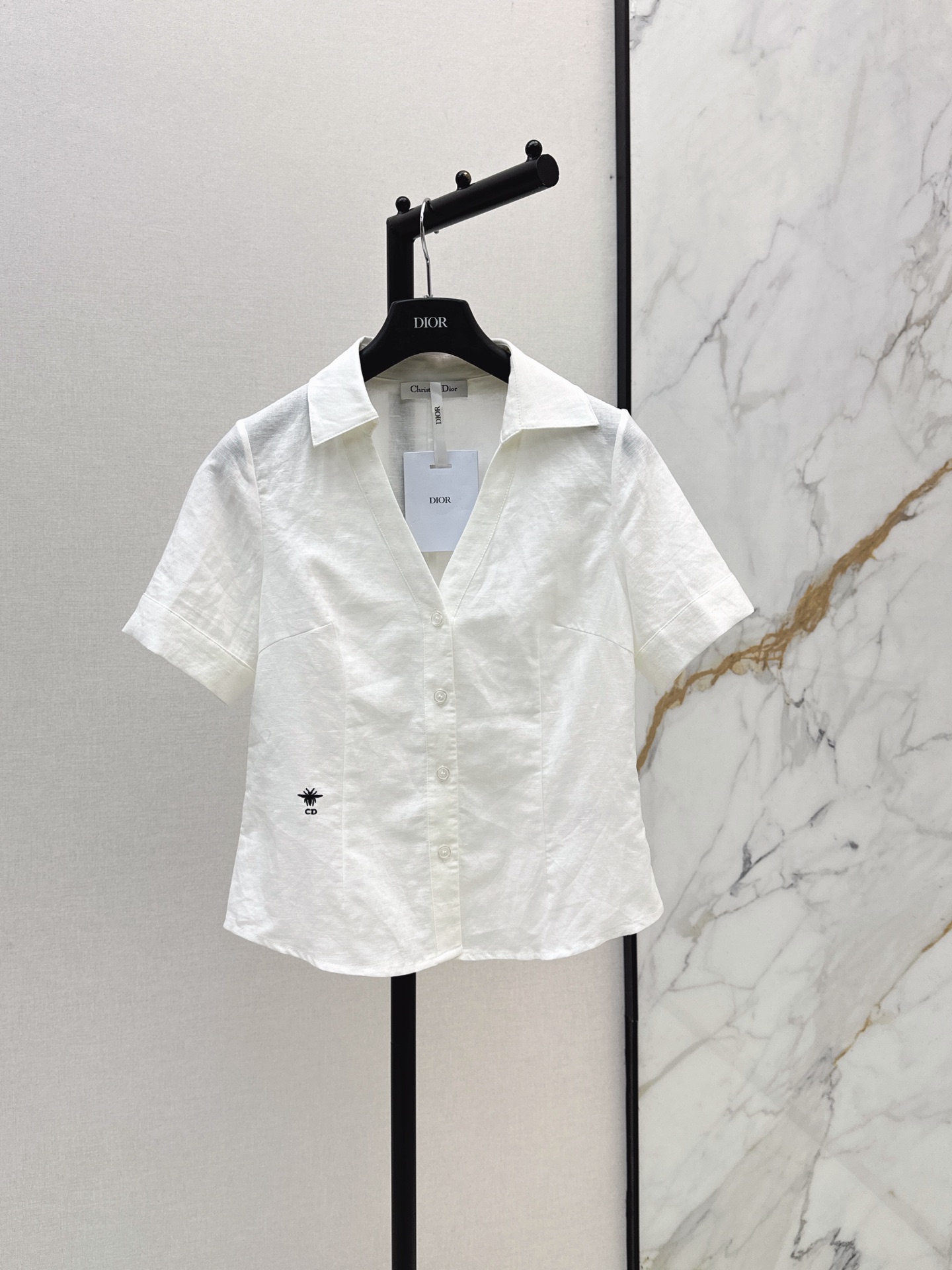 NO:893683,CD 26Ss - the latest spring and summer style French minimalist and gentle style short-sleeved linen waist shirt. The classic lapel placket naturally forms a V-neck to modify the neck line. The overall design is simple and clean. The waist is slim and tailored to easily create a sense of shape and a slim waist. There are embroidered bees on the side of the body, low-key and exquisite. Two gentle colors of white + light nude apricot are available. Two-color sml, shirts, T-shirt,19860909CD 26Ss———春夏最新款法式极简温柔气质风短袖亚麻收腰衬衫 经典翻领门襟自然形成V领修饰脖颈线条 整体简约干净 收腰修身剪裁版型轻松穿出造型感和小蛮腰 衣身侧边有刺绣小蜜蜂低调又精致 本白+浅裸杏两个温柔色系可选 两色sml,,shirts,T-shirt,,Women's clothing