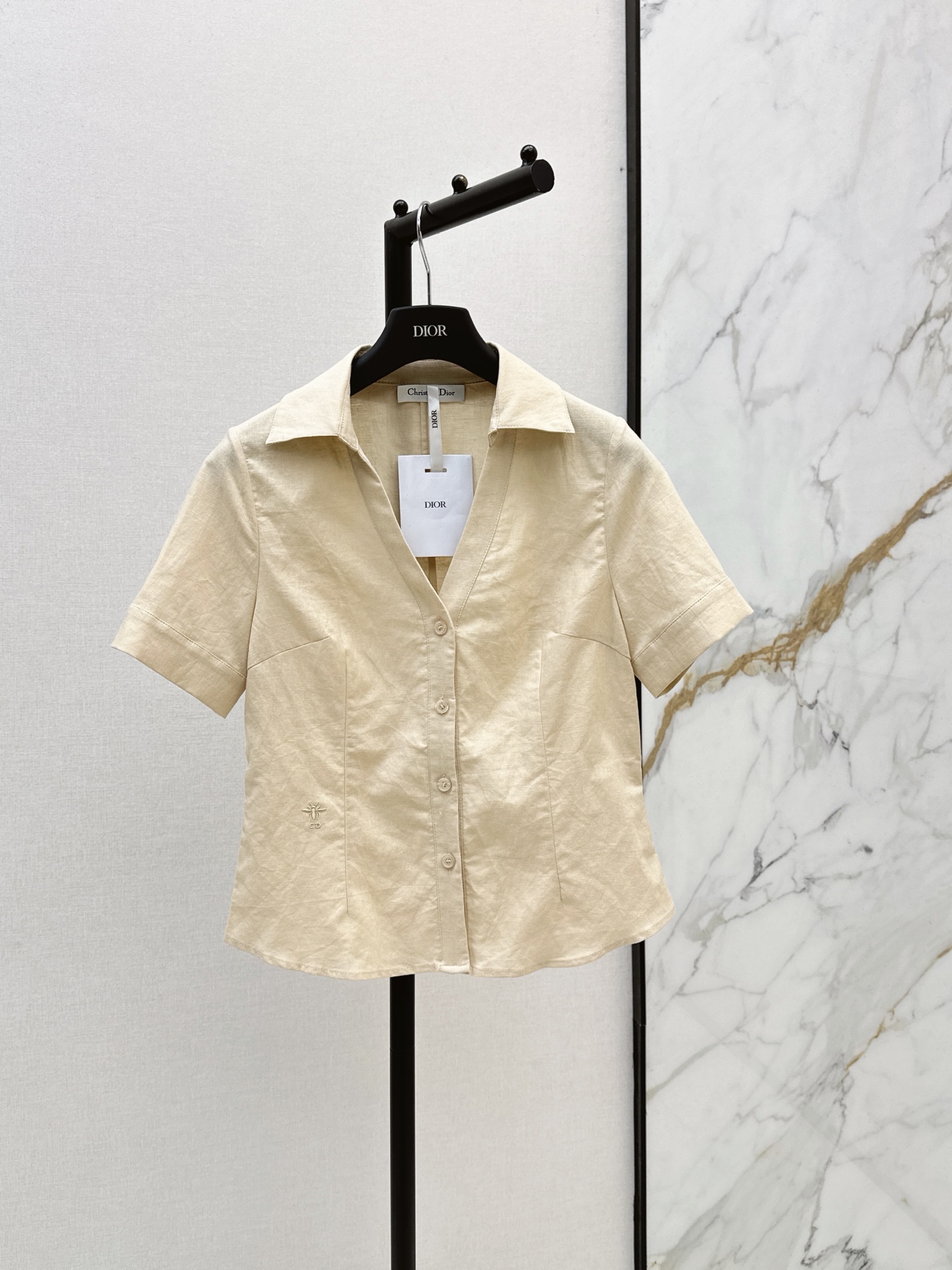 NO:893680,CD 26Ss - the latest spring and summer style French minimalist and gentle style short-sleeved linen waist shirt. The classic lapel placket naturally forms a V-neck to modify the neck line. The overall design is simple and clean. The waist is slim and tailored to easily create a sense of shape and a slim waist. There are embroidered bees on the side of the body, low-key and exquisite. Two gentle colors of white + light nude apricot are available. Two-color sml, shirts, T-shirt,19860909CD 26Ss———春夏最新款法式极简温柔气质风短袖亚麻收腰衬衫 经典翻领门襟自然形成V领修饰脖颈线条 整体简约干净 收腰修身剪裁版型轻松穿出造型感和小蛮腰 衣身侧边有刺绣小蜜蜂低调又精致 本白+浅裸杏两个温柔色系可选 两色sml,,shirts,T-shirt,,Women's clothing