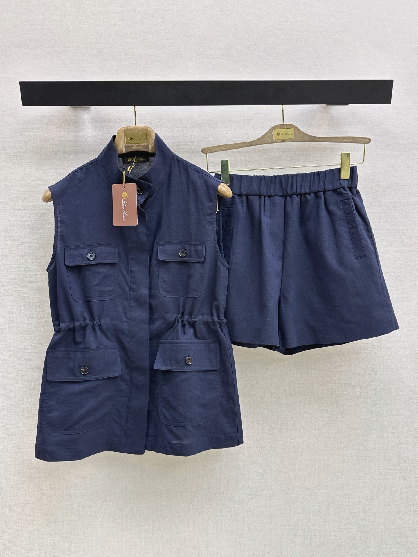 NO:893677,400L 26Ss————The latest old-money fashionable linen suit in spring and summer. Stand-up collar drawstring waist vest + elastic waist shorts. The set is super good-looking. Vacation Feel Online is casual and lazy. It has the attributes of old money without lacking in style. The fabric is pure linen. It comes in one set. Three-color sml, loro piana, shorts,19860909400L 26Ss————春夏最新款老钱时髦亚麻套装立领抽绳收腰马甲+松紧腰短裤 一套搭配超级好看 度假Feel在线 休闲慵懒 自带老钱的属性 又不缺少造型感 面料是纯亚麻 一套出 三色sml,,loro piana,shorts,,Women's clothing