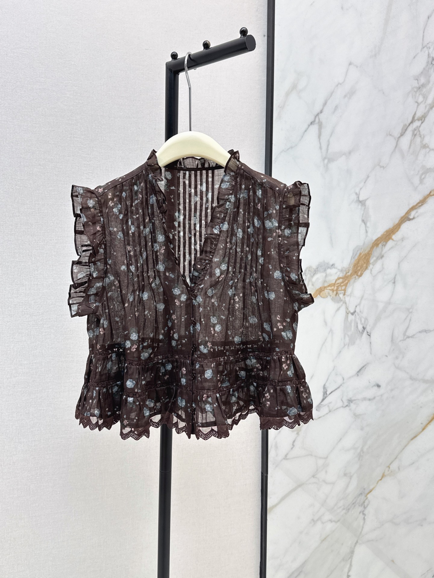 NO:899289,Fashionable design 26Ss————The latest spring and summer small floral pattern lace splicing top is made of 100% natural ramie fabric. It has a delicate texture. It is light and transparent, refreshing and not stuffy in summer. It has a soft matte texture. Simple and advanced. Lace earring stitching. Gentle modification of the neck line. The short sleeves are soft puff sleeves. Loose baby blouse version. The short hem raises the waistline and hides the flesh. One color smlxl,, T-shirt,19860909时髦设计 26Ss————春夏最新款小碎花图案花边拼接上衣整件采用百分百天然苎麻面料 自带细腻肌理 轻薄通透夏日穿着清爽不闷 自带柔和哑光质感 简约高级 蕾丝木耳边拼接 温柔修饰脖颈线条 短袖为柔和泡泡袖 宽松娃娃衫版型 短款下摆拉高腰线 藏肉显瘦 一色smlxl,,T-shirt,,Women's clothing