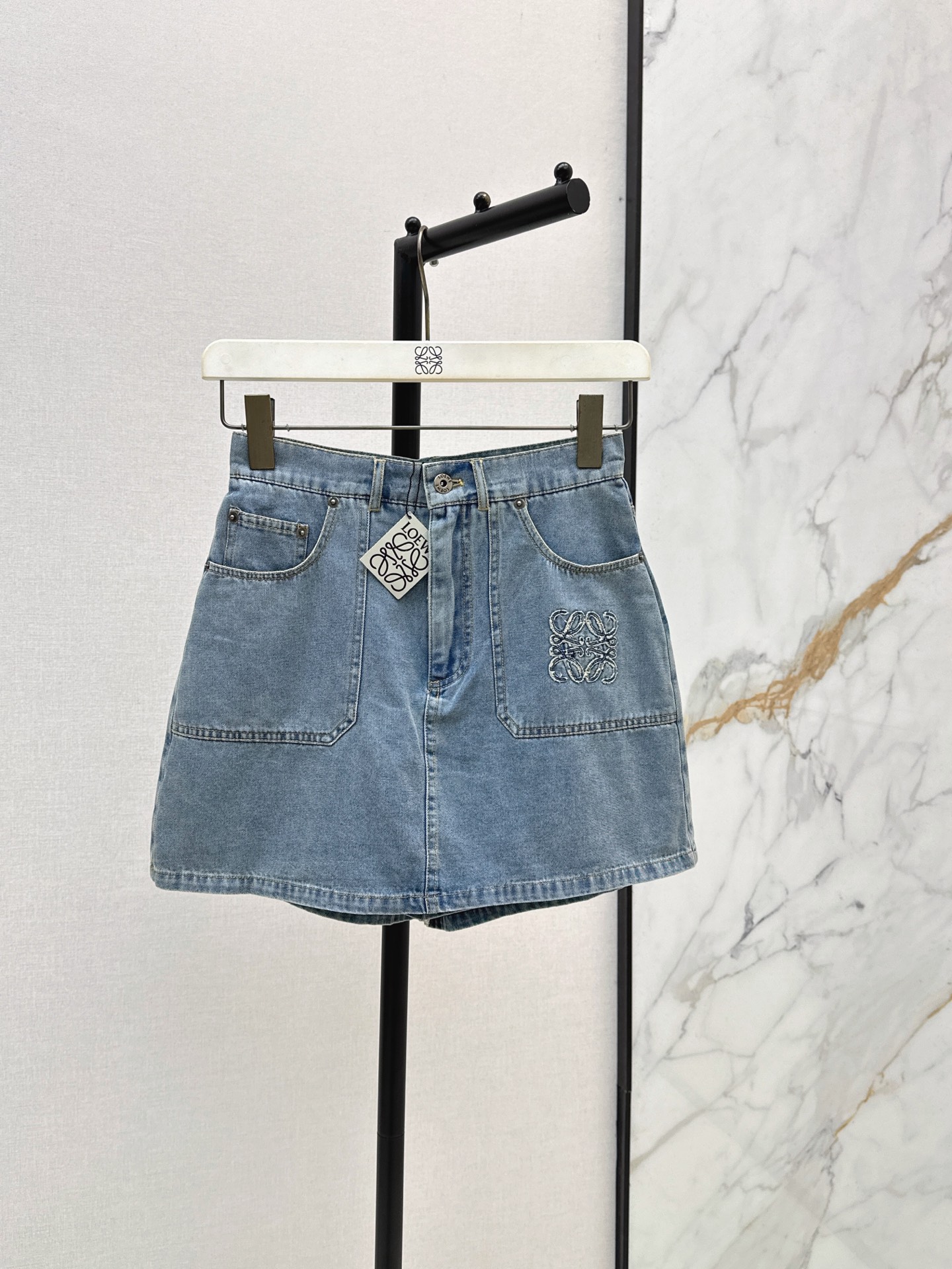 NO:899285,Loe 26Ss————The latest denim jeans skirt for spring and summer. Super fashionable. The upper body is cool and sassy with unique colors. The texture is fine and the cotton feels natural. It has a muscular feel and is super beautiful. Two colors sml, loewe, skirts, jeans,19860909Loe 26Ss————春夏最新款丹宁牛仔裤裙 超时髦 个性色调上身又酷又飒爽 纹理细腻棉感自然 有筋骨感超级漂亮 两色sml,,loewe,skirts,jeans,,Women's clothing