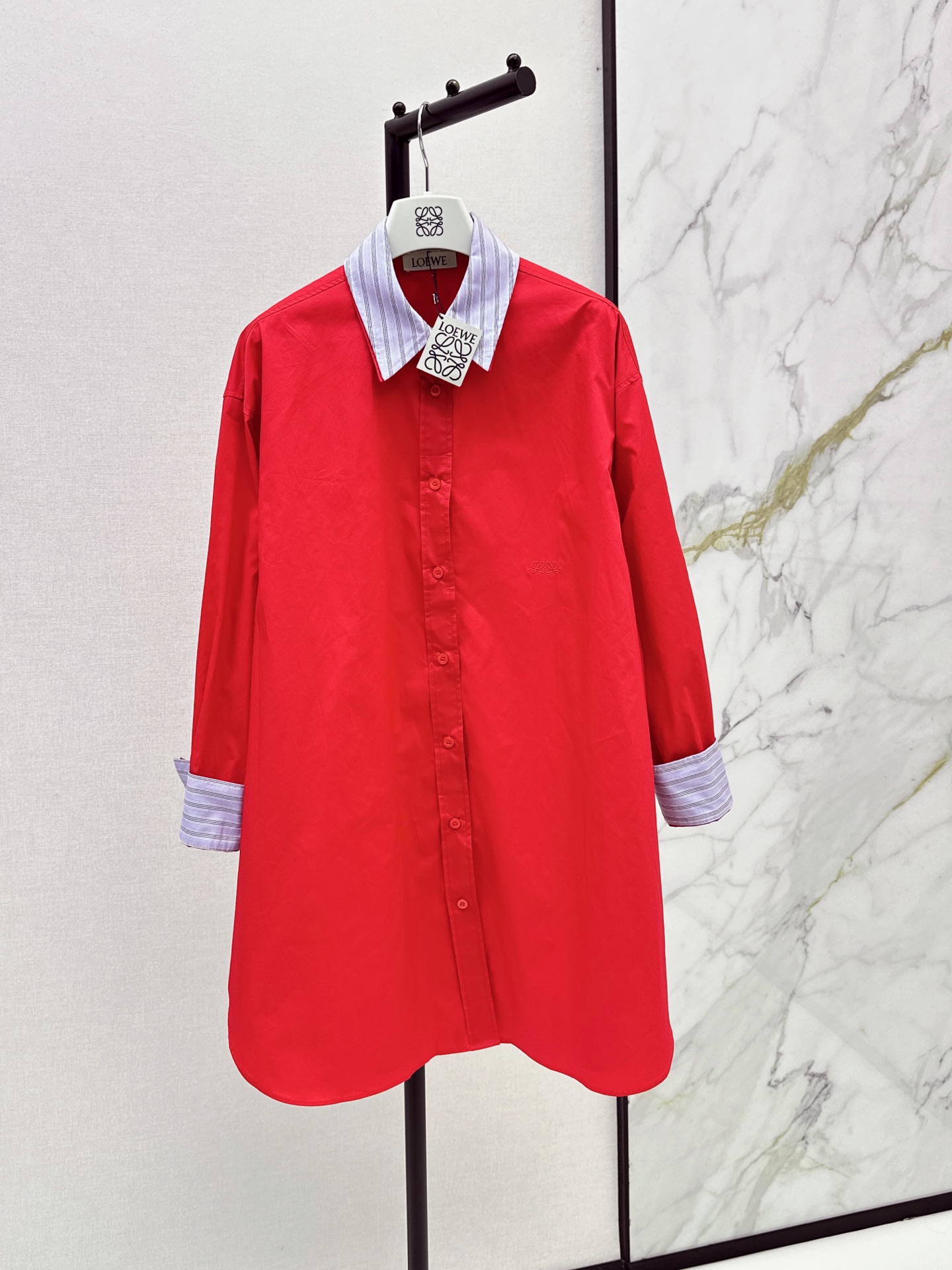 NO:899282,Loe 26Ss - the latest fake two-piece shirt dress for early autumn. It is made of high-quality cotton fabric. The collar and cuffs are spliced with blue and white stripes. The contrasting color design is super eye-catching. It is made of light cotton fabric. It is very comfortable to wear in summer. It has a loose and straight fit. It is OK to wear alone or layered. It can be easily used for commuting and taking pictures. It is retro and fashionable. It is full of energy. It looks better when paired with jeans or short boots.  Two-color smlxl,,loewe,boots,skirts,jeans,shirts,19860909Loe 26Ss————早秋最新款假两件衬衫连衣裙 采用高品质棉质面料 领口和袖口蓝白条纹拼接 撞色设计超吸睛 轻薄棉质面料 夏天穿很舒适 宽松直筒版型 单穿或叠搭都很OK 通勤 拍照都能轻松驾驭 复古又时髦 活力满满 搭配牛仔裤或短靴更出彩 两色smlxl,,loewe,boots,skirts,jeans,shirts,,Women's clothing
