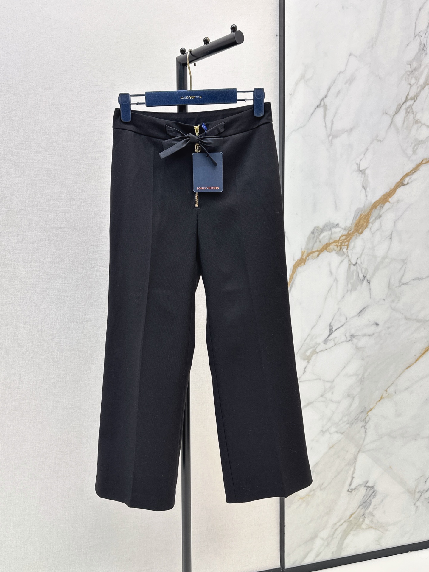 NO:899267,L's 26Ss - the latest black high-waisted straight trousers for early autumn. The fabric has a good vertical feel. There is a drawstring design at the waist. It is simple and detailed. The high-waist design makes you look slimmer and taller. The loose straight trousers cover the flesh and are comfortable. It can be easily managed for commuting and leisure. Paired with shirts and knitted sweaters, it is easy to get a smart and elegant style. It is OK in the workplace every day. One color smlxl,, louis vuitton, shirts,19860909L家 26Ss———早秋最新款黑色高腰直筒长裤 面料垂直感好 腰头还有抽绳设计 简约又有细节感 高腰设计显瘦显高 宽松直筒裤型 遮肉又舒适 通勤休闲都能轻松驾驭 搭配衬衫 针织衫 轻松get干练优雅风 职场日常都OK 一色smlxl,,louis vuitton,shirts,,Women's clothing