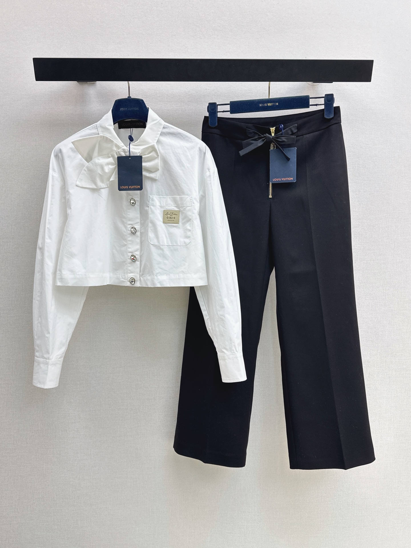 NO:899263,L Family 26Ss————The latest white bow short shirt in early autumn. Lightweight cotton fabric. Crisp and stylish. Simple and a little sweet. The bow on the chest is a bonus. There are leather tags on the pockets. Full of details. The short design is perfect for matching with high-waisted pants or skirts. It can easily raise the waistline. It can be worn for daily commuting and casual wear. One color smlxl,, louis vuitton, skirts, shirts,19860909L家 26Ss————早秋最新款白色蝴蝶结短款衬衫 轻薄棉质面料 挺括有型 简约又带点甜美风 胸前蝴蝶结超加分 口袋上有皮牌点缀 细节感满满 短款设计超适合搭配高腰裤or裙子 轻松拉高腰线 日常通勤 休闲都能穿 一色smlxl,,louis vuitton,skirts,shirts,,Women's clothing