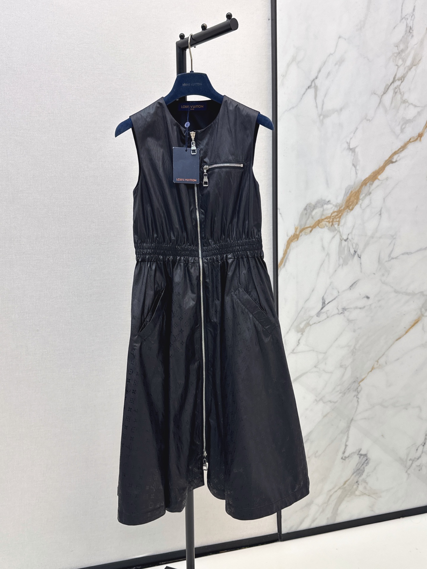 NO:899258,L's 26Ss - the latest black sleeveless zipper dress for early autumn. Lightweight fabric, simple and detailed. Half-zip placket + elastic drawstring at the waist. Comfortable and figure-flattering. Large skirt design. Easy to manage for commuting, leisure and party. Sleeveless design is refreshing and neat. Suitable for summer. Black is versatile. It looks great with sneakers or high heels. Easily switch styles. Practical and fashionable. One color smlxl, louis vuitton, high  heels,sneakers,skirts,19860909L家 26Ss————早秋最新款黑色无袖拉链连衣裙 轻盈面料简约又有细节感 半拉链门襟+腰部松紧抽绳 舒适又显身材 大裙摆设计通勤 休闲 聚会都能轻松驾驭 无袖设计清爽利落 夏天穿超合适 黑色百搭 随便配运动鞋或高跟鞋都很出彩 轻松切换风格 实用又时髦 一色smlxl,,louis vuitton,high heels,sneakers,skirts,,Women's clothing