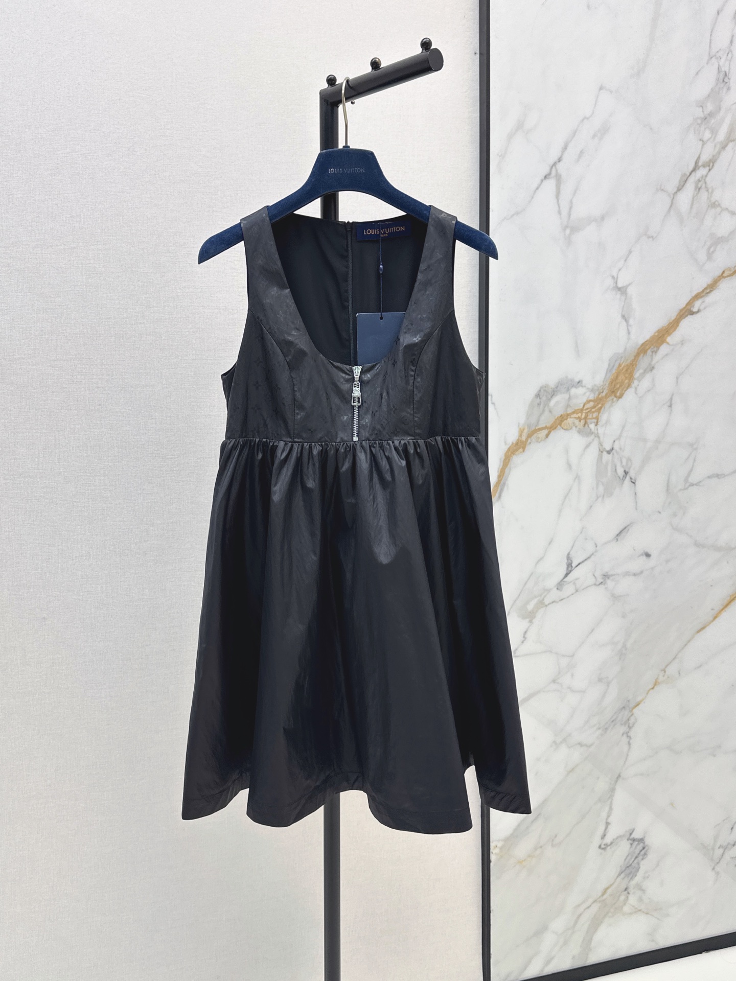 NO:899244,L Family 26Ss————Early autumn latest black U-neck sleeveless dress with light fabric and slight gloss, simple and detailed. Large U-neck zipper design modifies the neck line. Super easy to put on and take off. High waist and large skirt. Covers the crotch and makes you slim. Super friendly to pear-shaped figures. Can be worn for daily commuting. Pair with white shoes or sandals. Easily get a lazy and high-end feel. One color smlxl,, louis vuitton, sandals, skirts,19860909L家 26Ss————早秋最新款黑色U领无袖连衣裙轻薄面料+微光泽感 简约又有细节感 大U领拉链设计修饰颈部线条 穿脱超方便 高腰大裙摆 遮胯显瘦 对梨形身材超友好 日常通勤 休闲都能穿 搭配小白鞋或凉鞋 轻松get慵懒高级感 一色smlxl,,louis vuitton,sandals,skirts,,Women's clothing