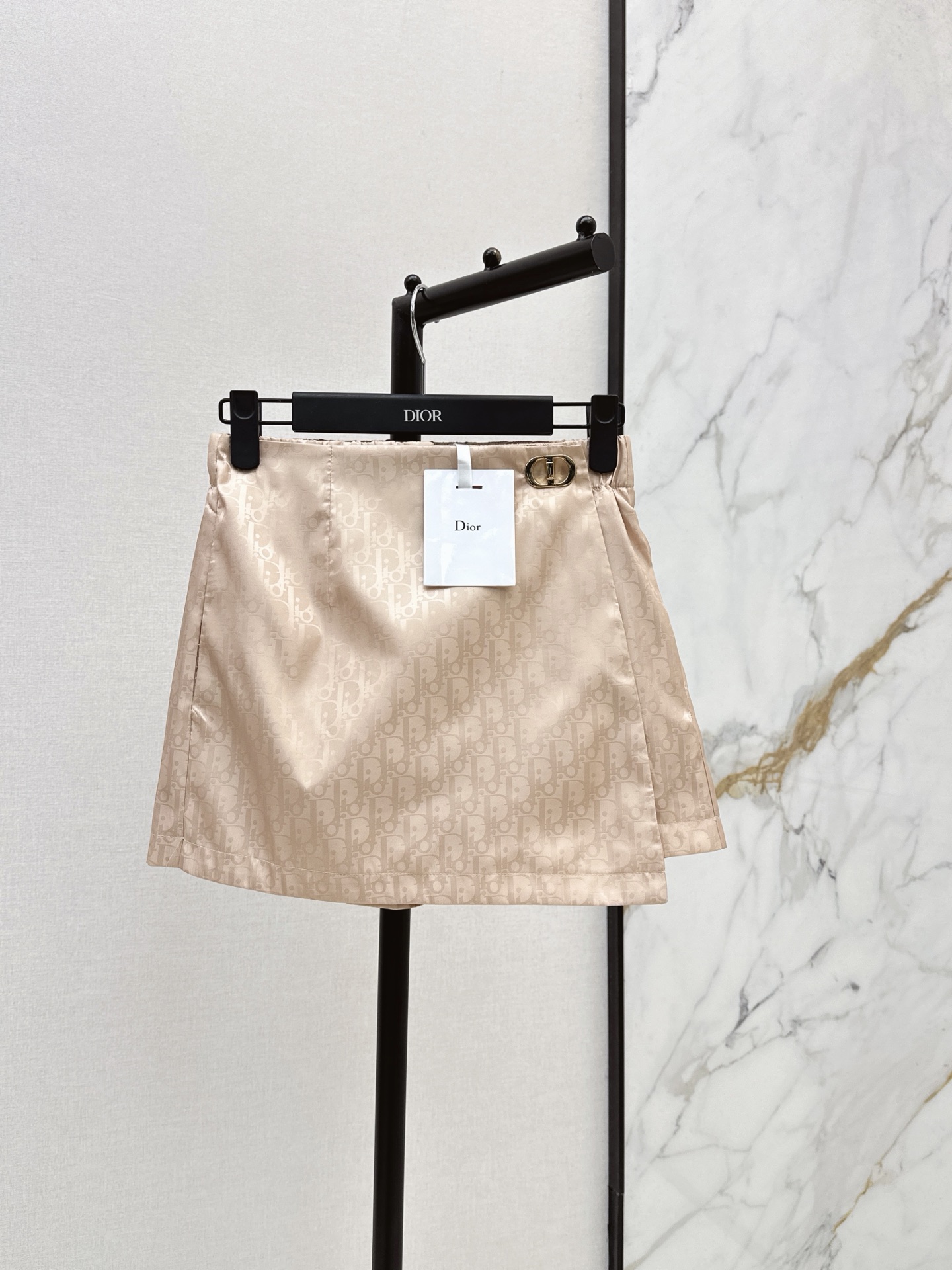 NO:899240,CD 26Ss————The latest classic jacquard high-waisted culottes for spring and summer. The fabric is light and breathable. The dark pattern is highly recognizable. The waist is decorated with metal buckles. The design of A-line shorts is elegant and practical. It can be easily worn in daily or formal occasions. It is versatile. It looks great with simple tops or single items of the same color. It is easy to create a high-end look. One color smlxl,,skirts,shorts,19860909CD 26Ss————春夏最新款经典提花高腰裤裙 面料轻薄透气 暗纹老花辨识度超高 腰头金属扣点缀 A字短裤设计优雅又实用 日常或正式场合都能轻松驾驭 百搭 配简约上衣或同色系单品都很出彩 轻松打造高级感穿搭 一色smlxl,,skirts,shorts,,Women's clothing